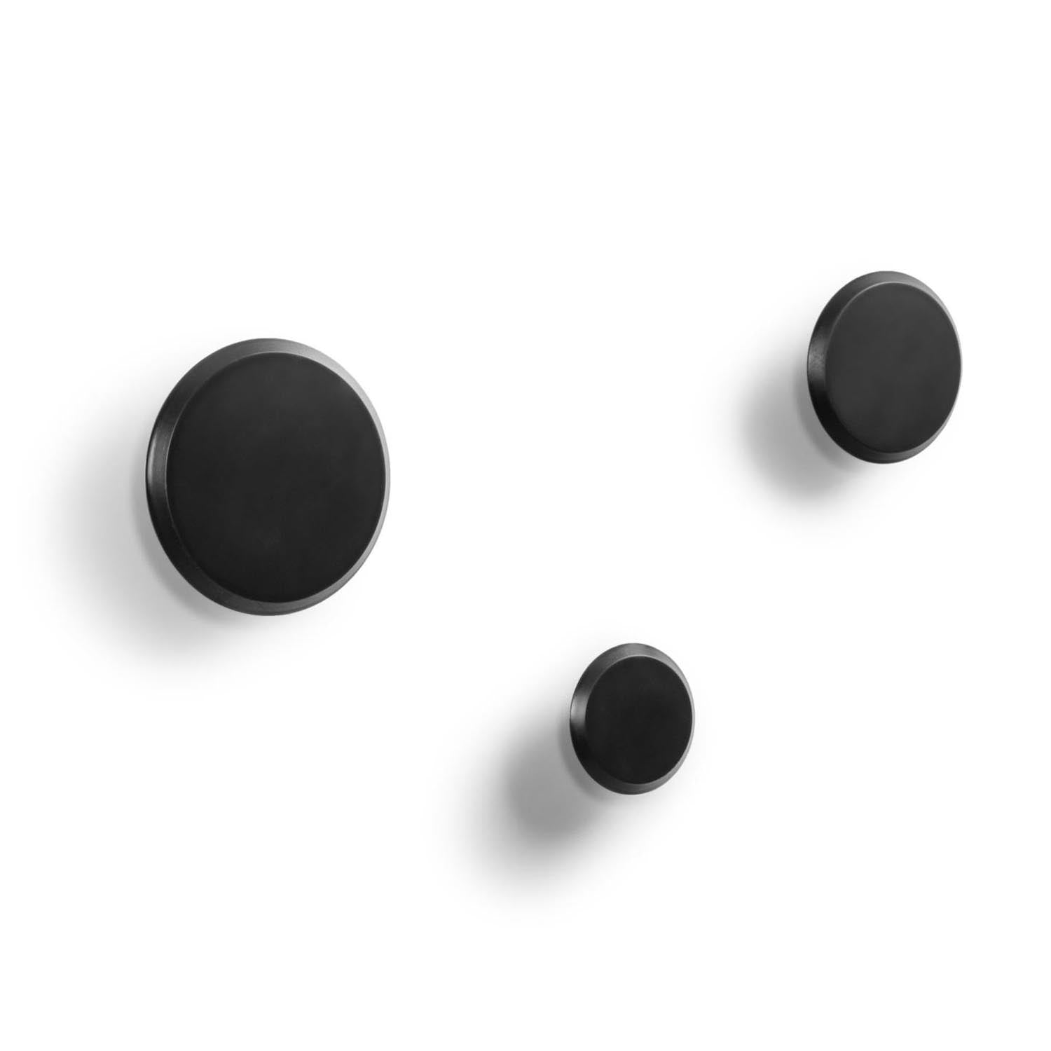 Nadua Set aus 3 Wandhaken aus Massiver Buche mit Finish in Schwarz in Schwarz präsentiert im Onlineshop von KAQTU Design AG. Kleiderhaken ist von Kave Home