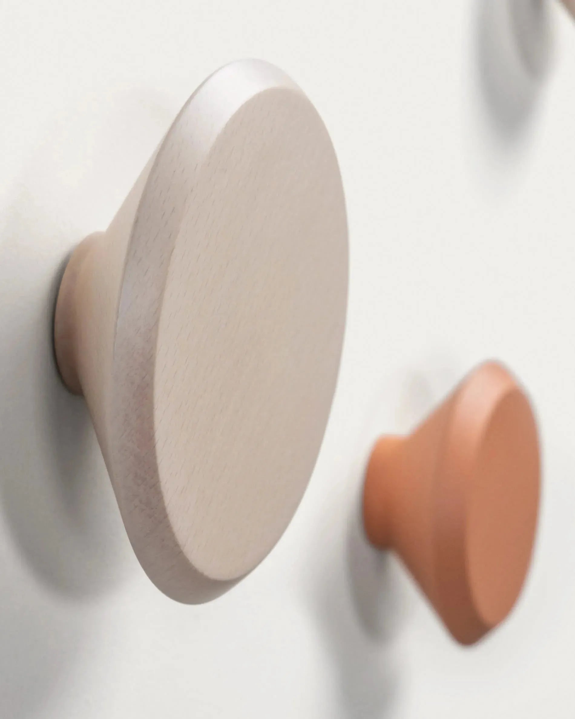 Set aus 3 Wandhaken aus massiver Buche mit natürlichem, orangefarbenem und beigem Finish. Modernes Design von Kave Home.