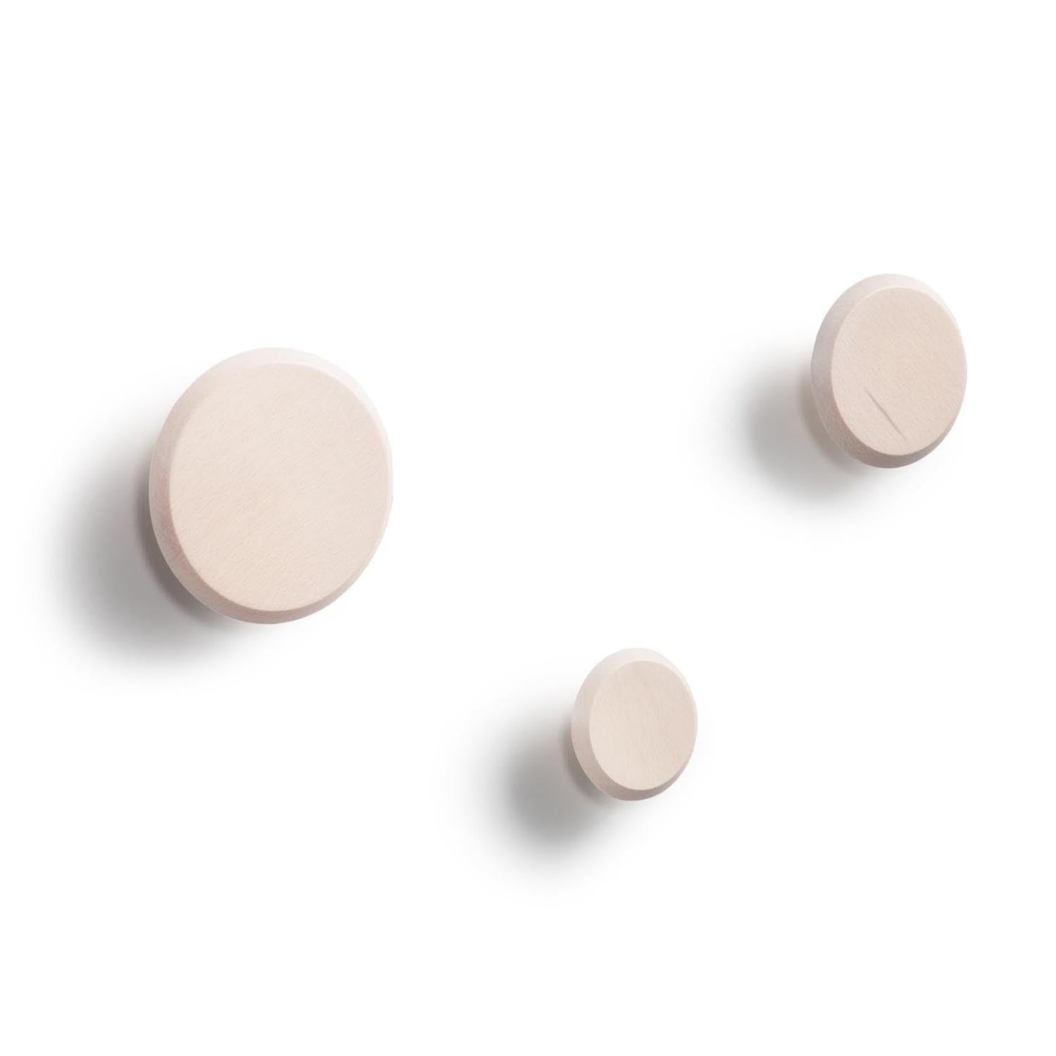 Nadua Set aus 3 Wandhaken aus Massiver Buche mit natürlichem Finish in Natur präsentiert im Onlineshop von KAQTU Design AG. Kleiderhaken ist von Kave Home