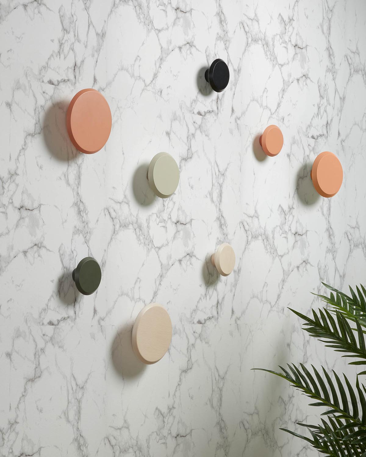 Nadua Set aus 3 Wandhaken aus Massiver Buche mit natürlichem Finish in Natur präsentiert im Onlineshop von KAQTU Design AG. Kleiderhaken ist von Kave Home
