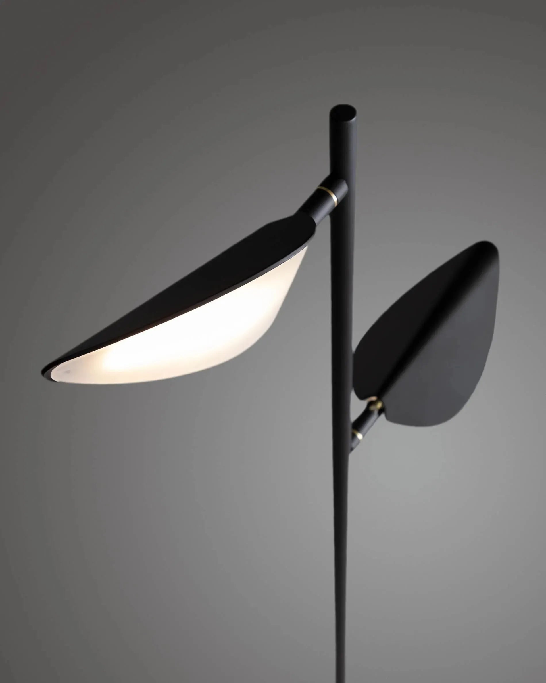 Die Veleira Stehlampe von Kave Home kombiniert modernes Design mit Eleganz und ist ein stilvolles Highlight für Ihr Zuhause.