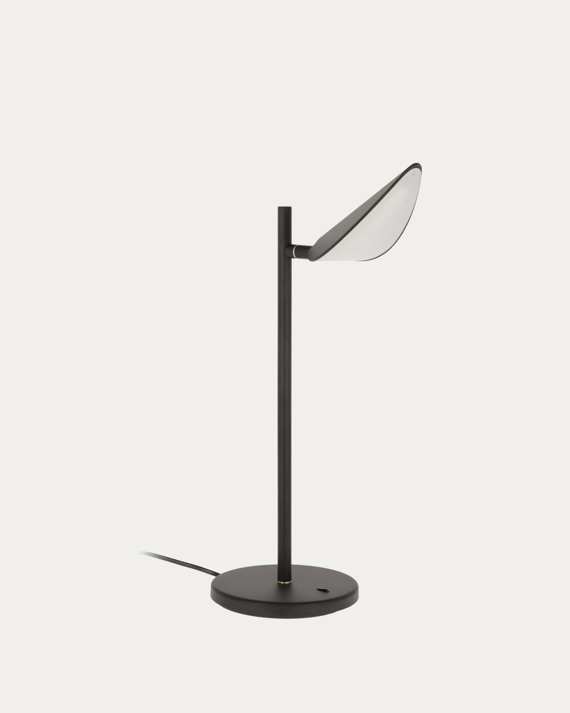 Die Veleira Tischlampe von Kave Home: Elegantes Design mit synthetischem Rattan, flexibel und stilvoll für jeden Raum.