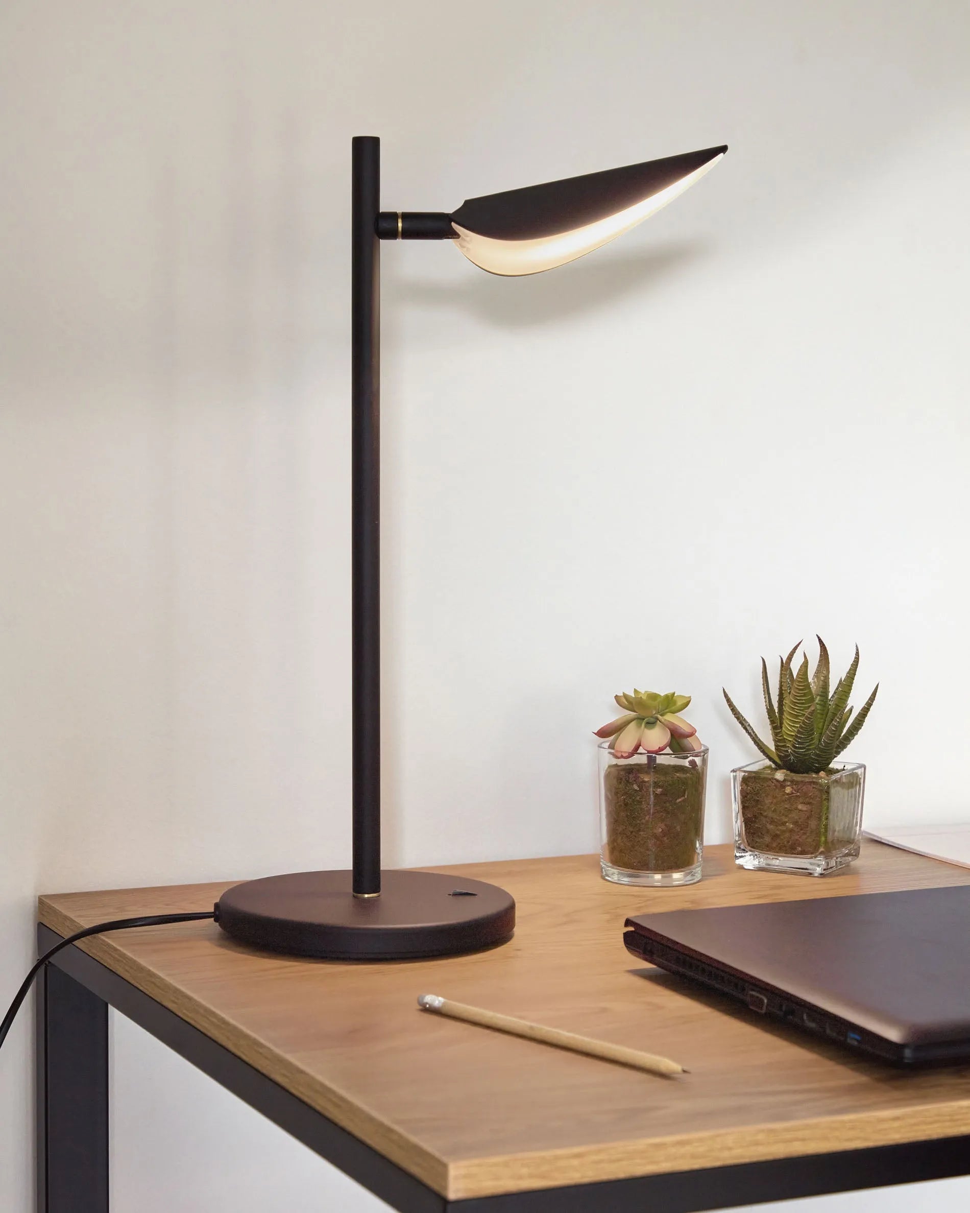 Die Veleira Tischlampe von Kave Home vereint modernes Design mit natürlicher Ästhetik und bietet flexible Beleuchtung.