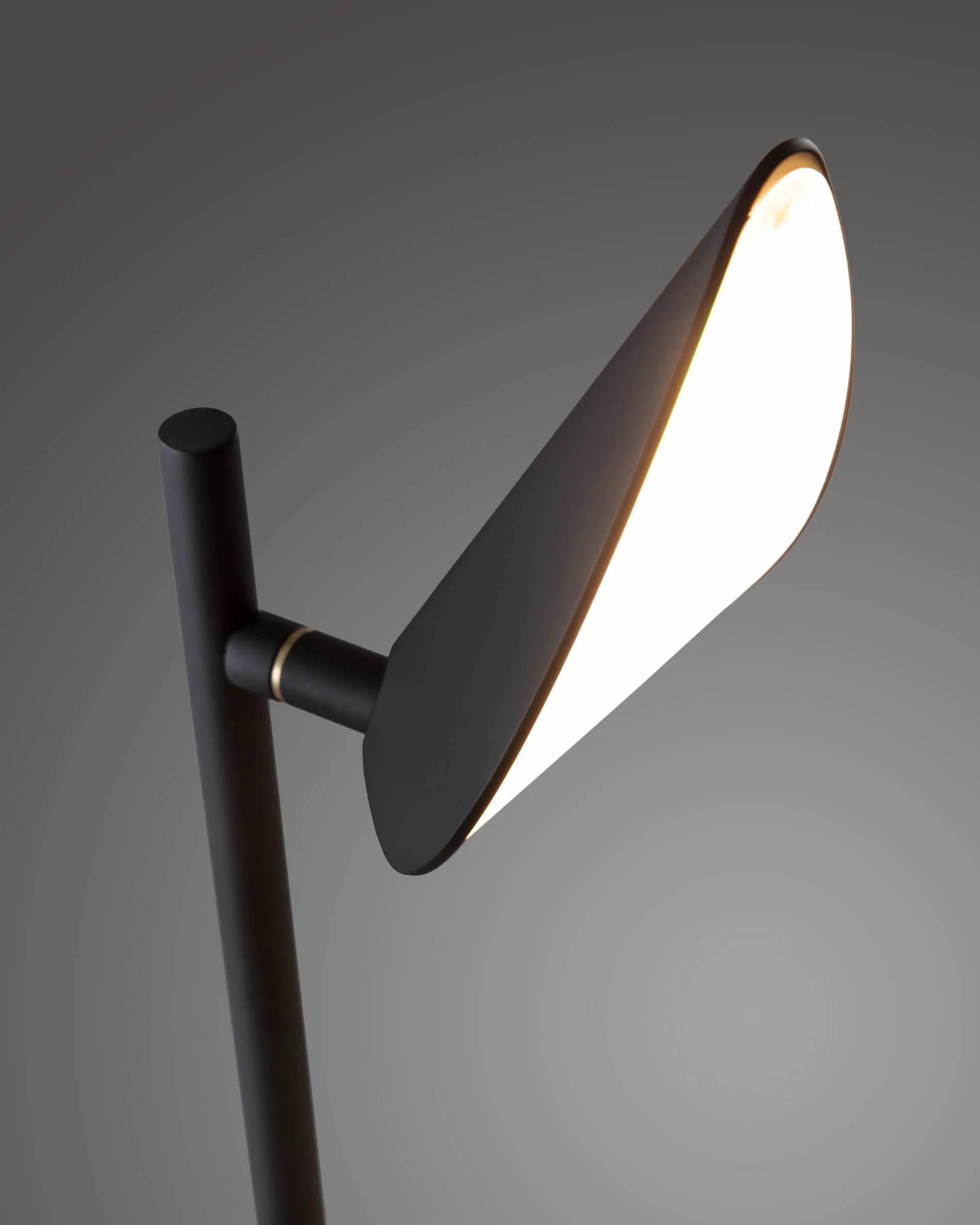Die Veleira Tischlampe von Kave Home besticht durch ihr modernes Design und bringt stilvolle Beleuchtung in jeden Raum.