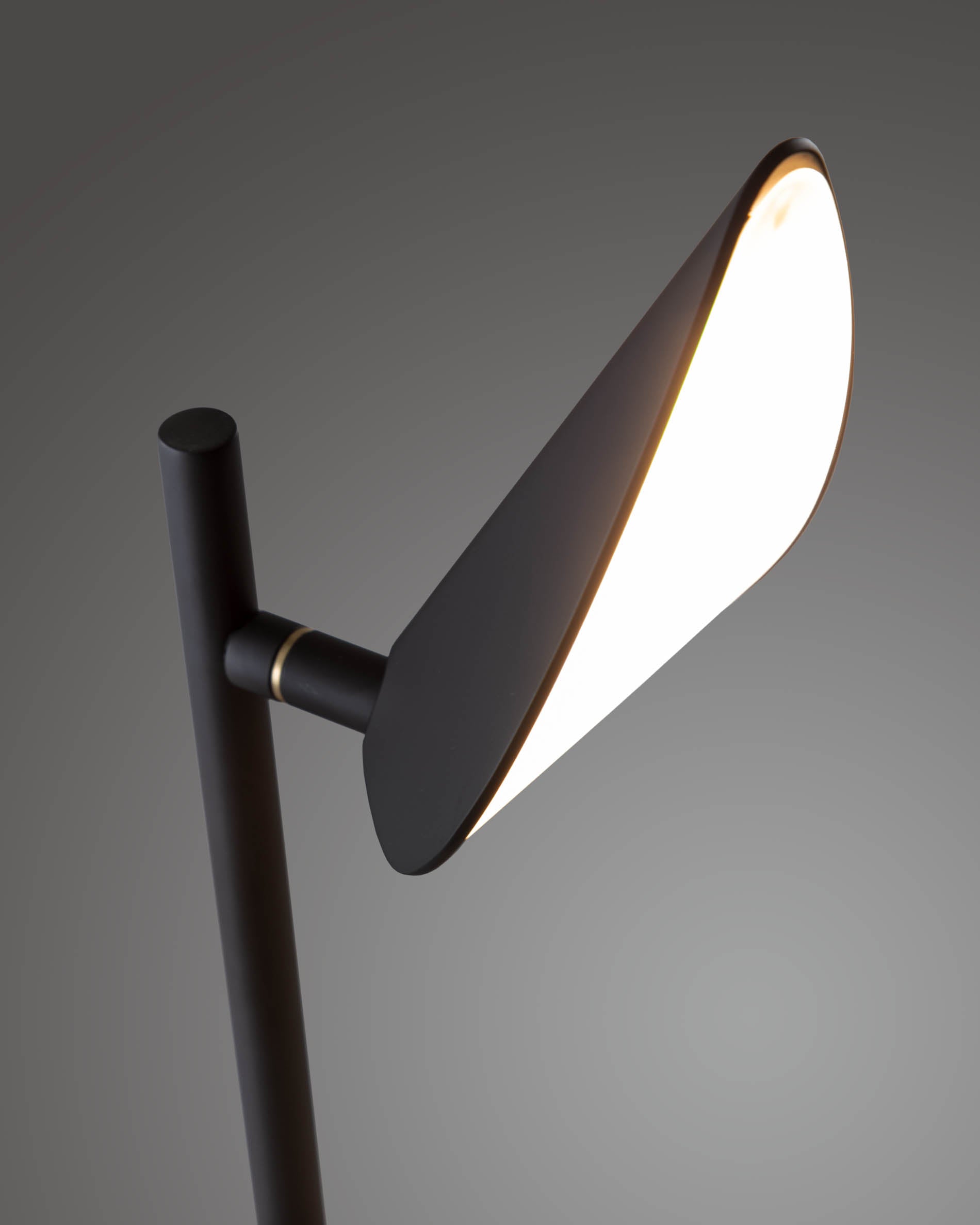 Die Veleira Tischlampe von Kave Home besticht durch ihr modernes Design und bringt stilvolle Beleuchtung in jeden Raum.
