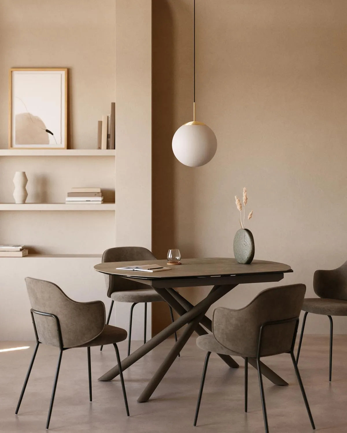 Mahala Deckenlampe: Zeitloses Design aus Stahl und Glas von Kave Home.