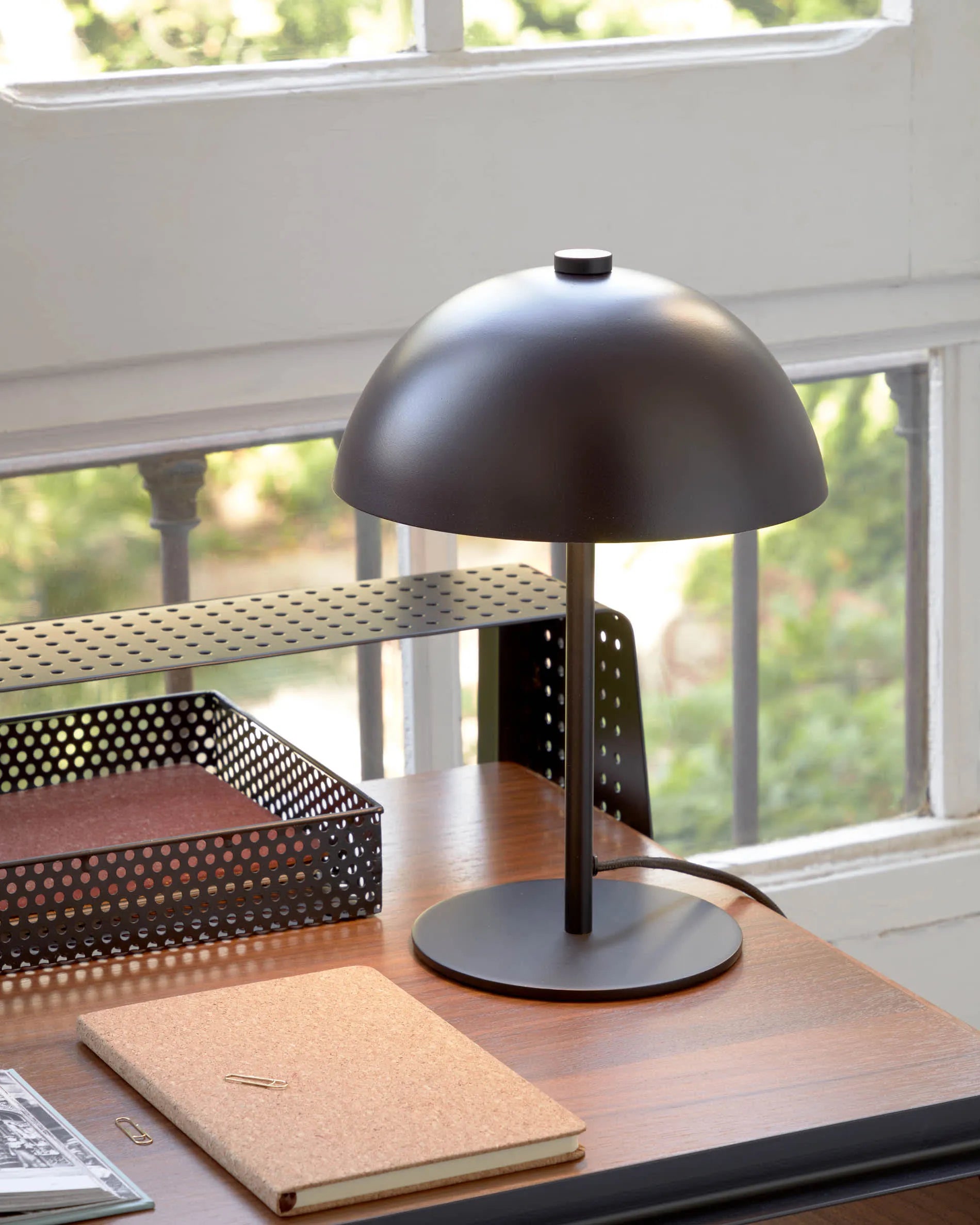 Elegante Tischlampe aus Metall in Kastanienbraun, die mit ihrem modernen Design und warmem Licht jeden Raum veredelt.