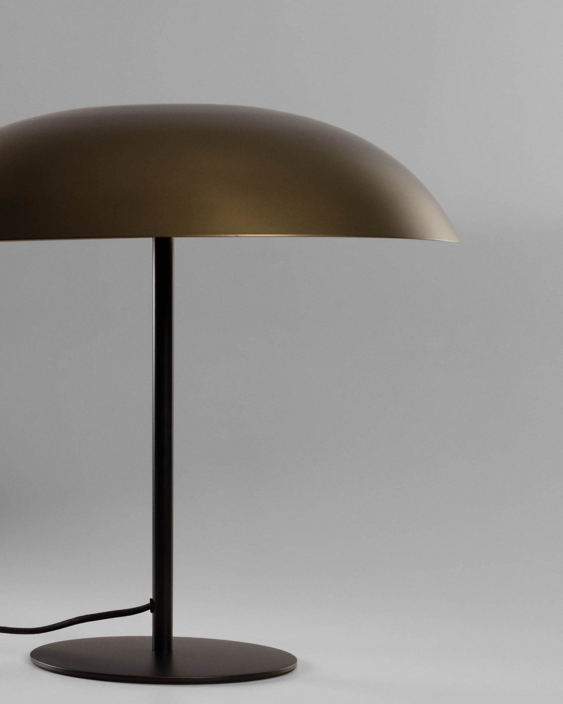 Die Carlisa Tischlampe von Kave Home vereint elegantes Design und warme Lichtverteilung, ideal für stilvolle Akzente in jedem Raum.