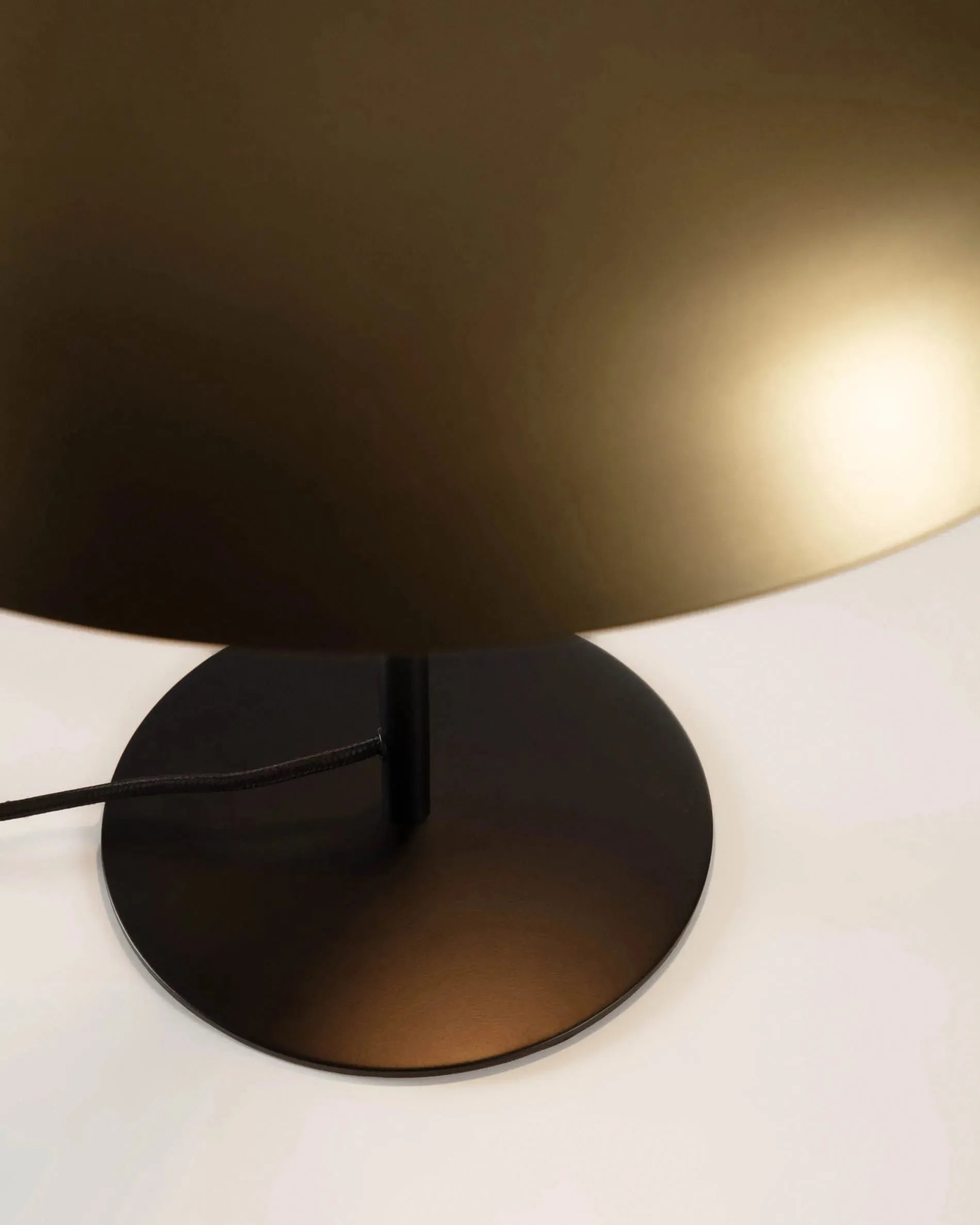 Die Carlisa Tischlampe von Kave Home vereint minimalistisches Design mit eleganter Funktionalität und schafft ein warmes Ambiente.