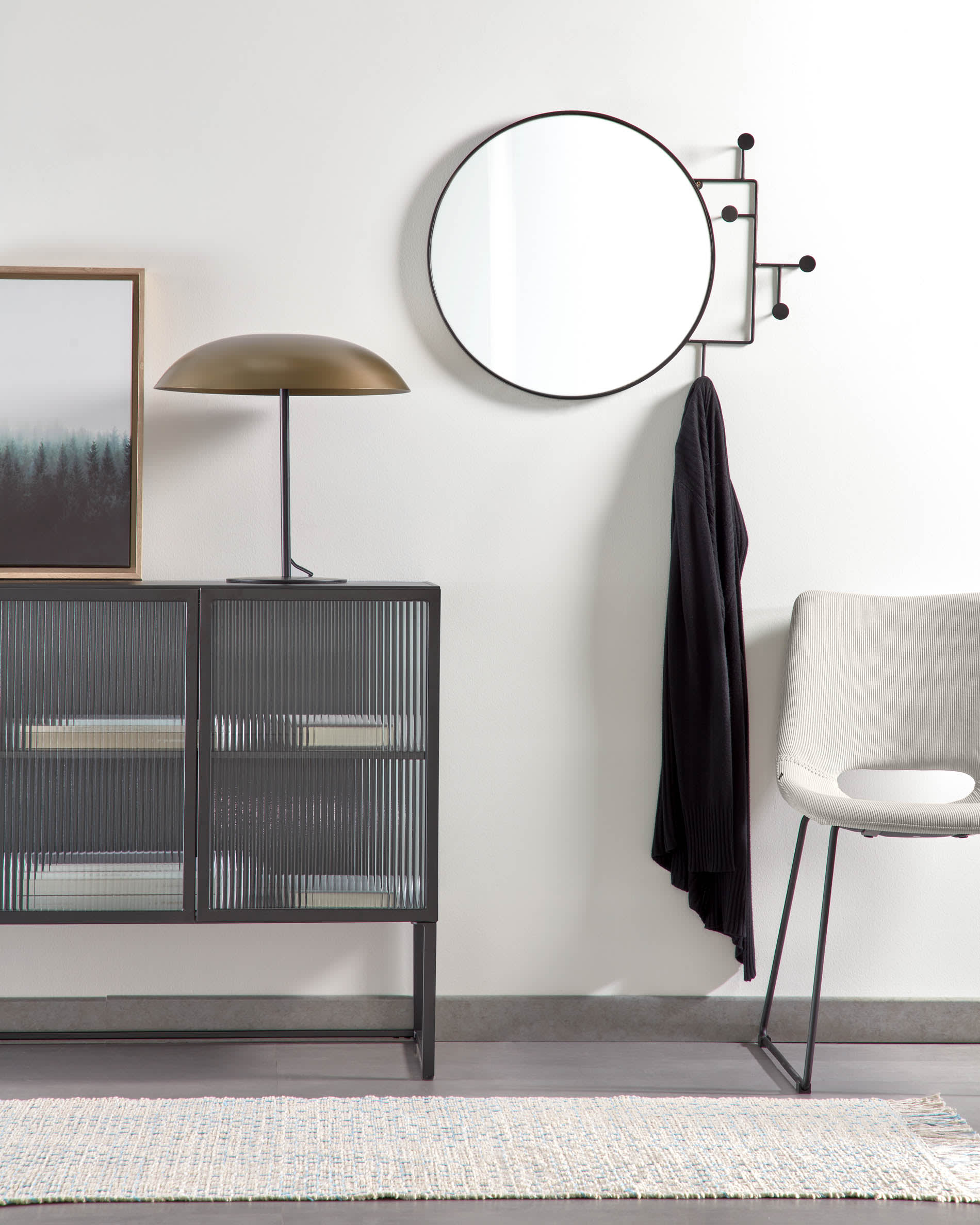 Die Carlisa Tischlampe von Kave Home kombiniert zeitgemäßes Design mit praktischer Beleuchtung, perfekt für moderne Wohnräume.