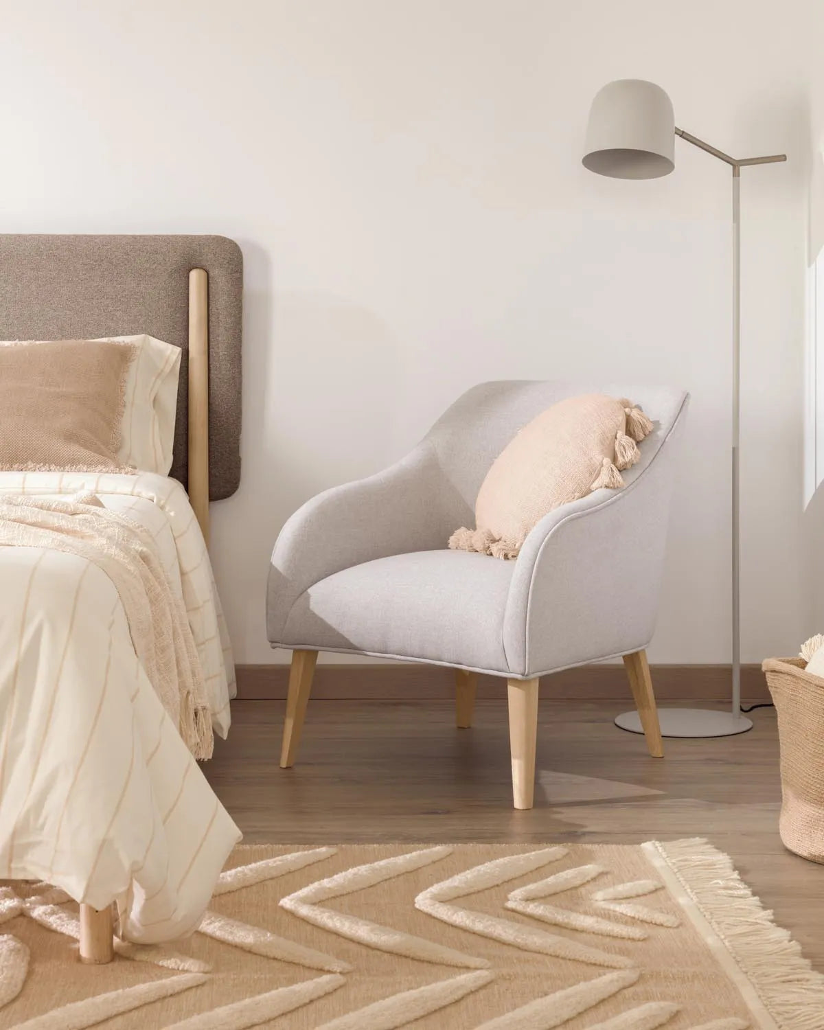 Alish Stehlampe von Kave Home: Stilvolle Beleuchtung für Ihr Zuhause.