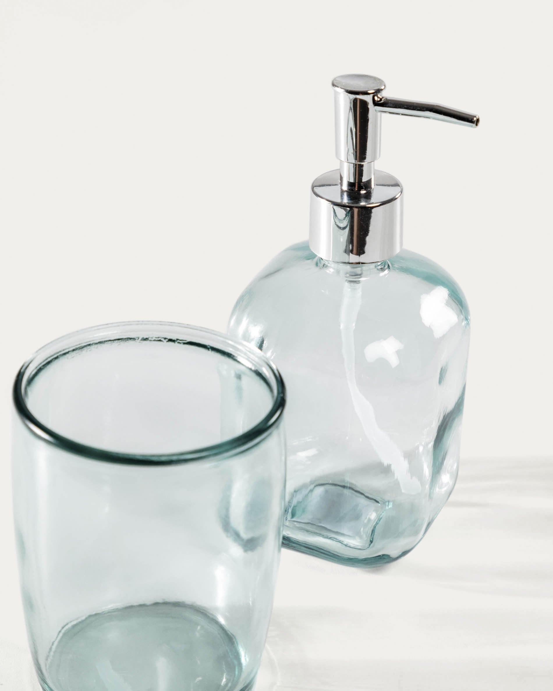 Trella Seifenspender transparent in Klar präsentiert im Onlineshop von KAQTU Design AG. Badzubehör ist von Kave Home