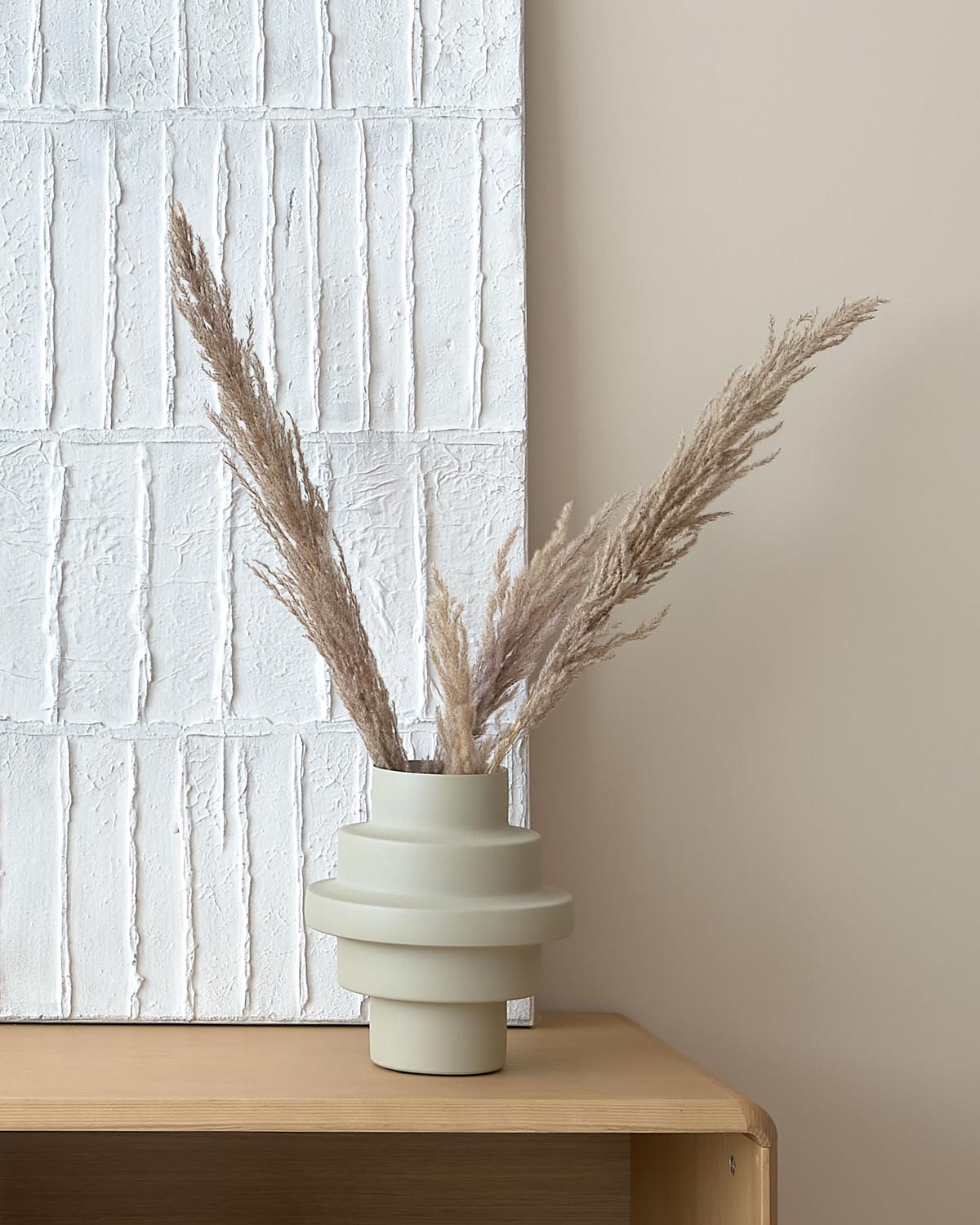 Velia Metallvase mit beigem Finish in Beige präsentiert im Onlineshop von KAQTU Design AG. Vase ist von Kave Home