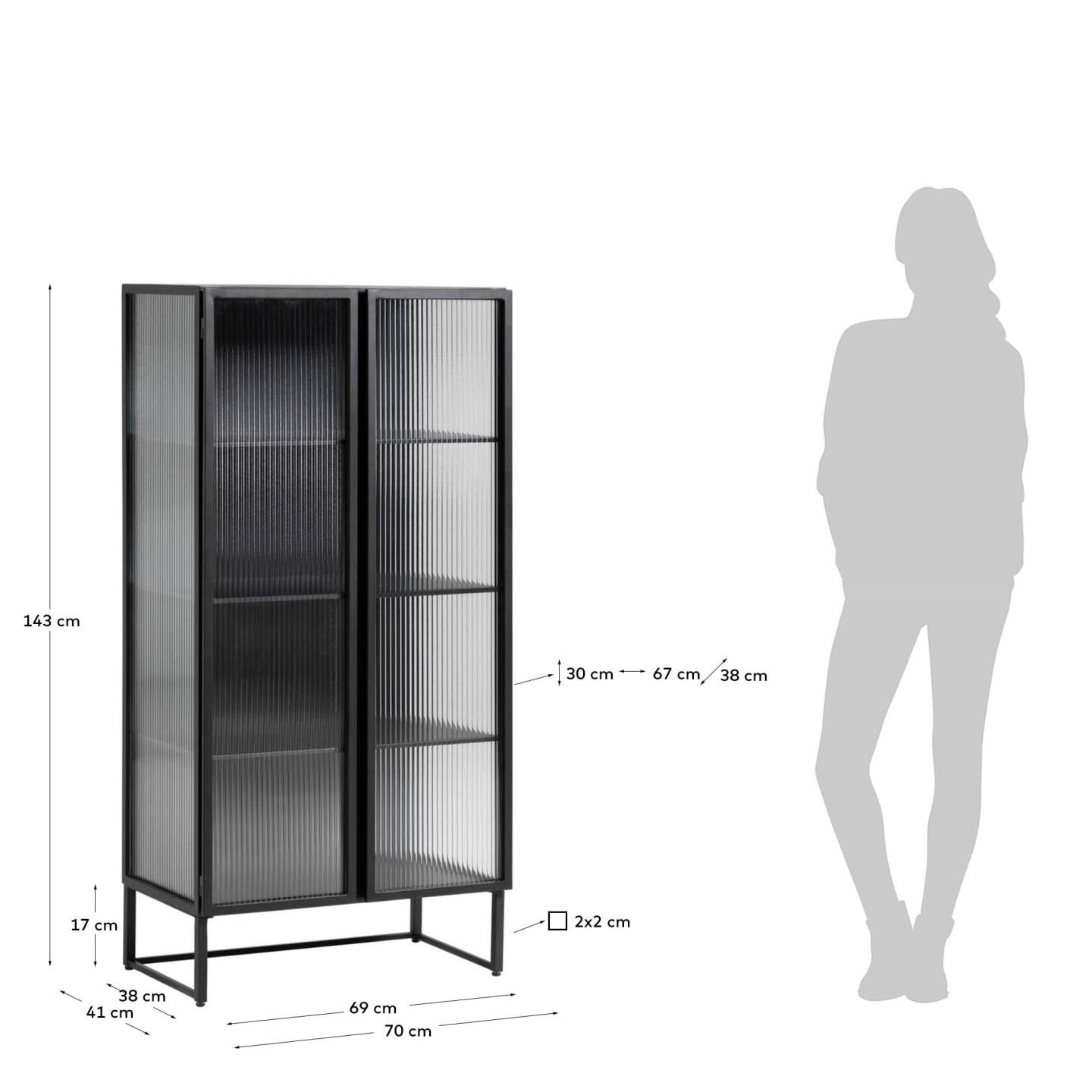 Die Trixie Vitrine von Kave Home, 70x143 cm, aus schwarzem Stahl, kombiniert modernes Design mit praktischer Aufbewahrung.