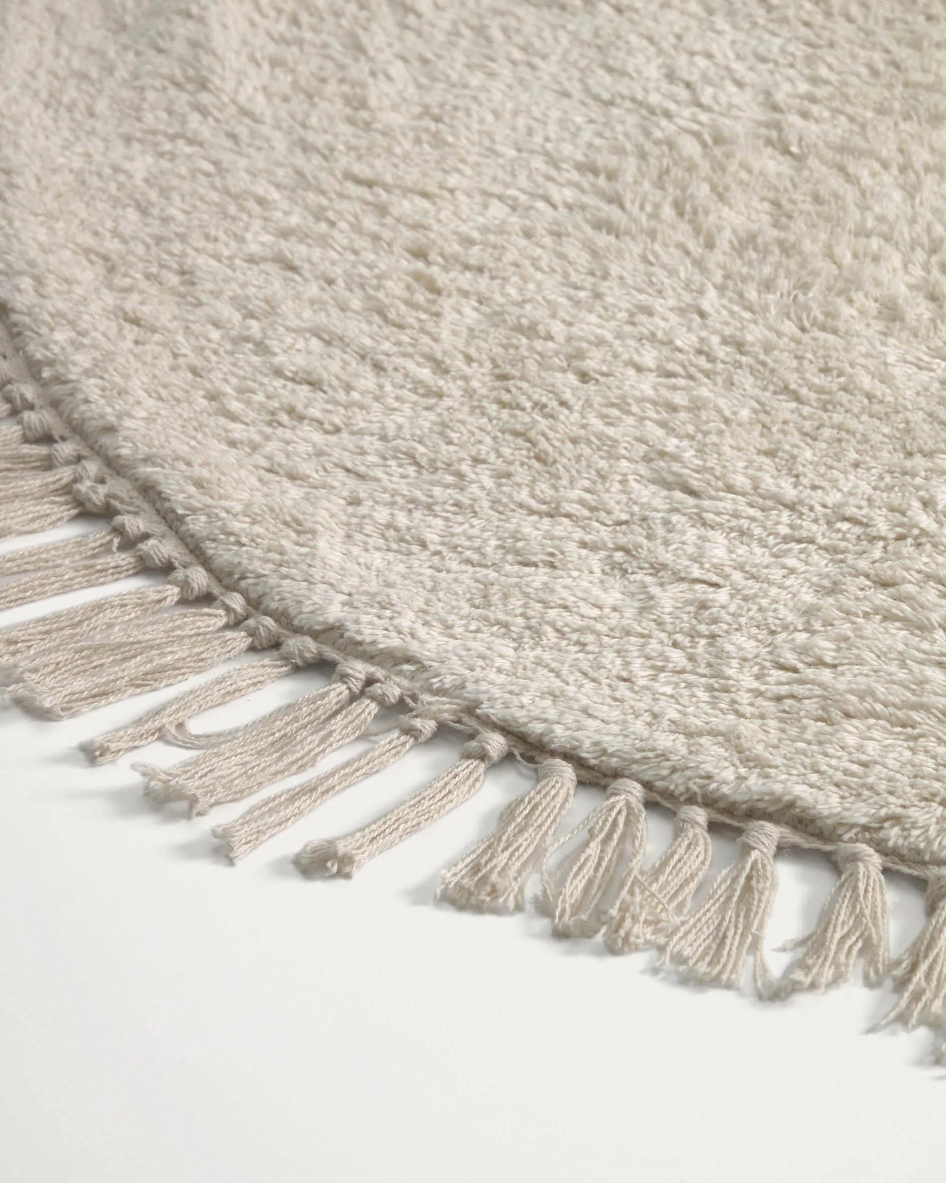 Der Orwen Teppich von Kave Home: 100% Baumwolle, Ø 100 cm, stilvoll und pflegeleicht, ideal für jeden Raum.