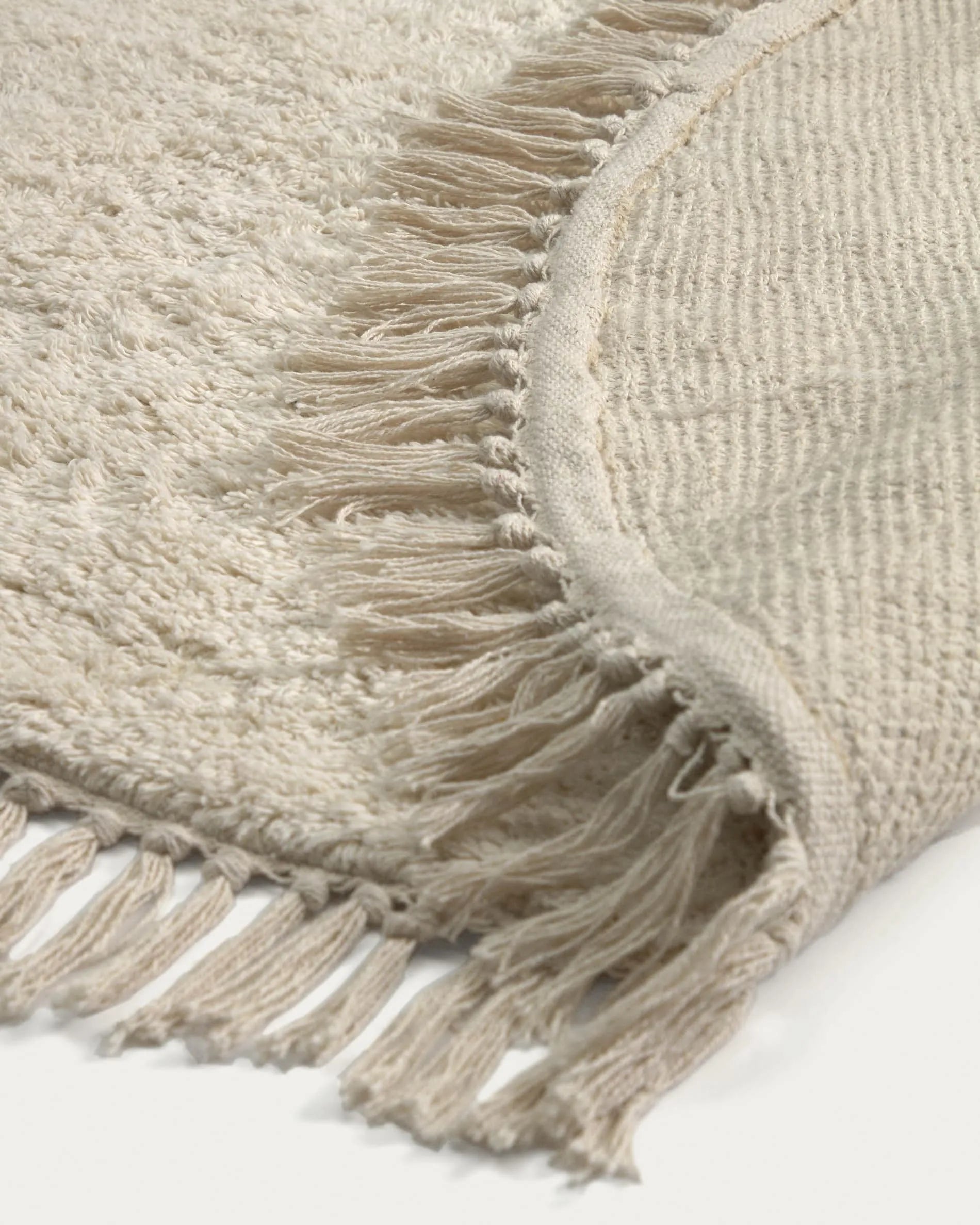 Der Orwen Teppich von Kave Home: 100% Baumwolle, Ø 100 cm, stilvoll und pflegeleicht, ideal für jeden Raum.