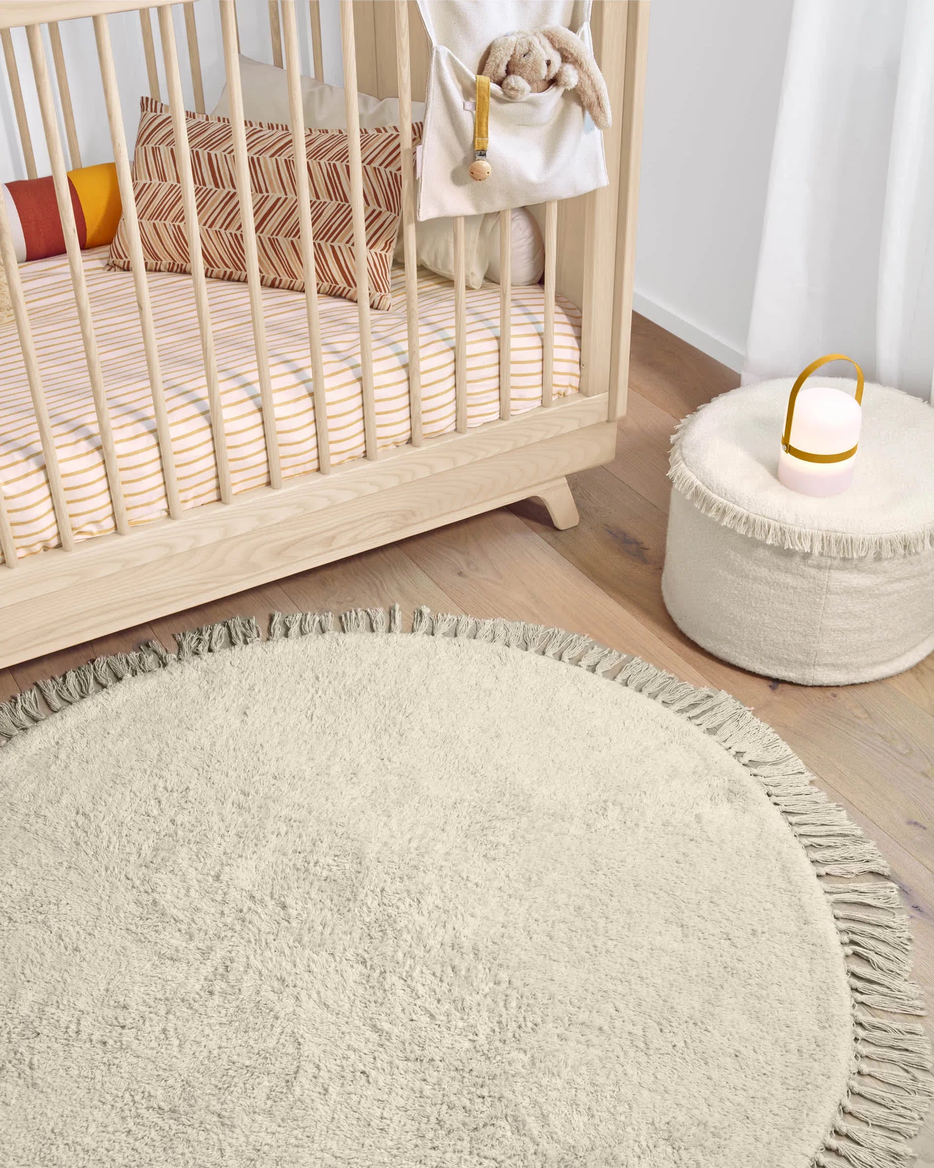 Der Orwen Teppich von Kave Home: 100% Baumwolle, Ø 100 cm, stilvoll und pflegeleicht, ideal für jeden Raum.