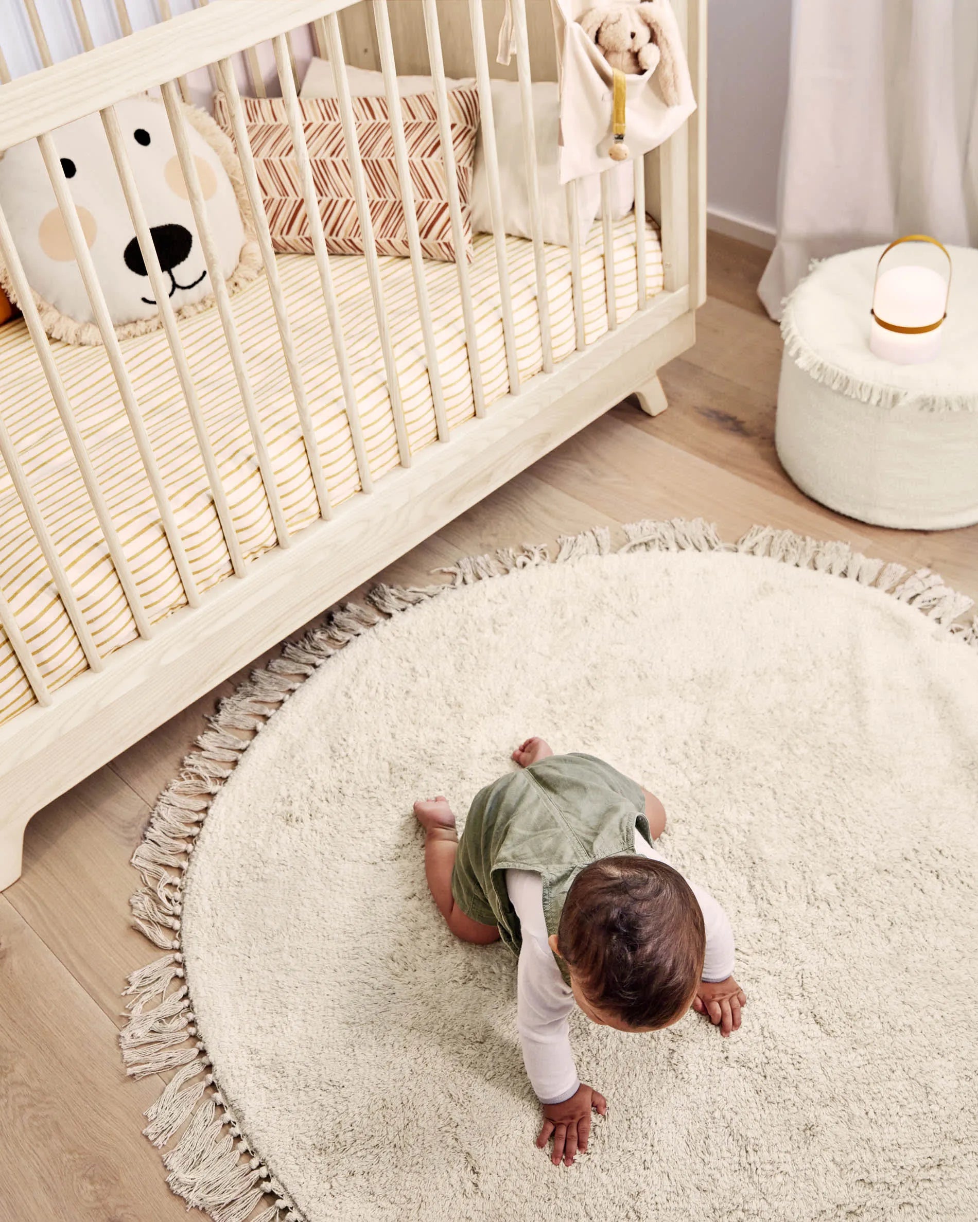 Der Orwen Teppich von Kave Home: 100% Baumwolle, Ø 100 cm, stilvoll und pflegeleicht, ideal für jeden Raum.