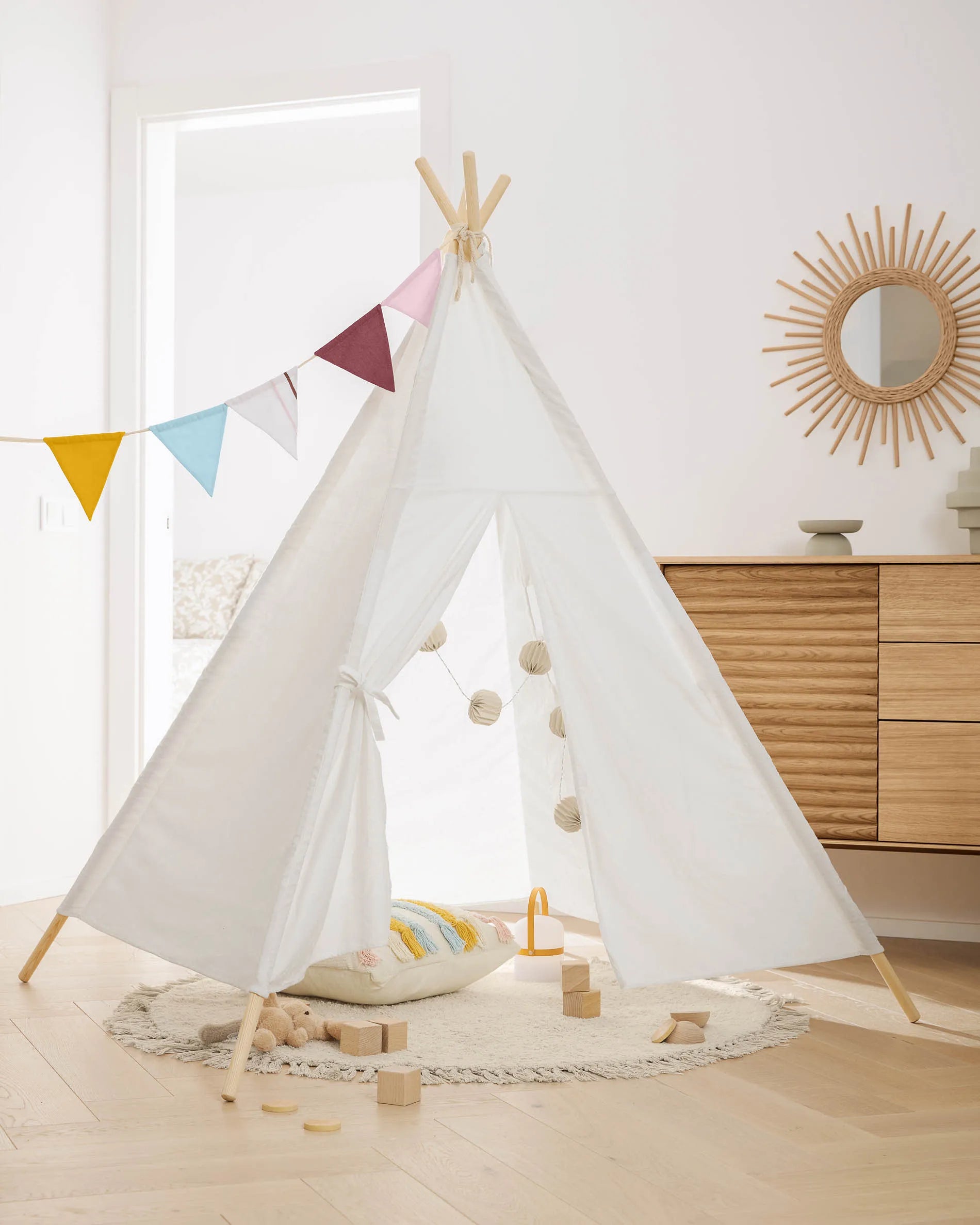 Der Orwen Teppich von Kave Home: 100% Baumwolle, Ø 100 cm, stilvoll und pflegeleicht, ideal für jeden Raum.