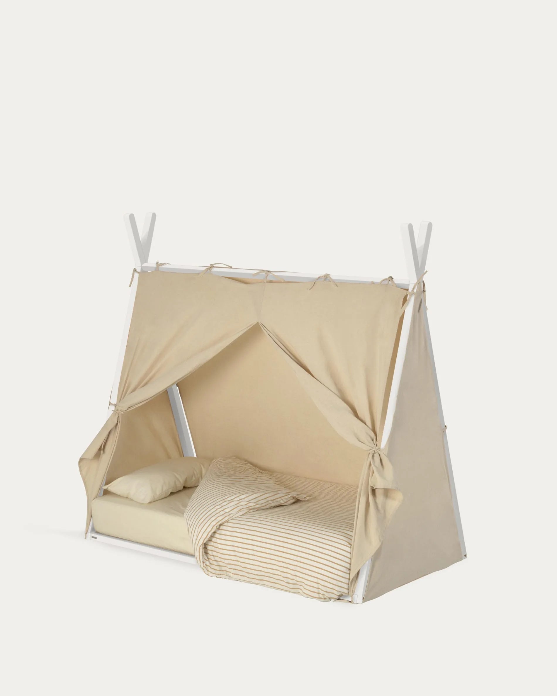 Das Maralis Tipi-Bett aus massiver Buche mit weißem Finish bietet ein stilvolles, sicheres und fantasieanregendes Schlafumfeld für Kinder.