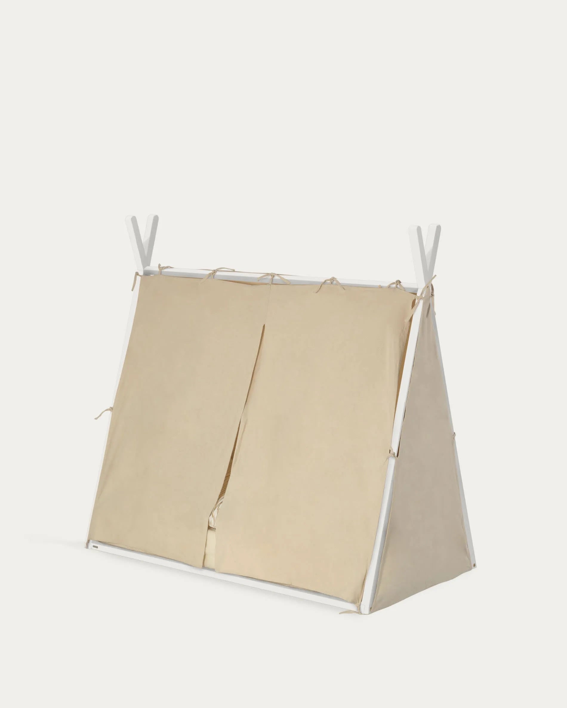 Das Maralis Tipi-Bett aus massiver Buche mit weißem Finish bietet ein stilvolles, sicheres und fantasieanregendes Schlafumfeld für Kinder.
