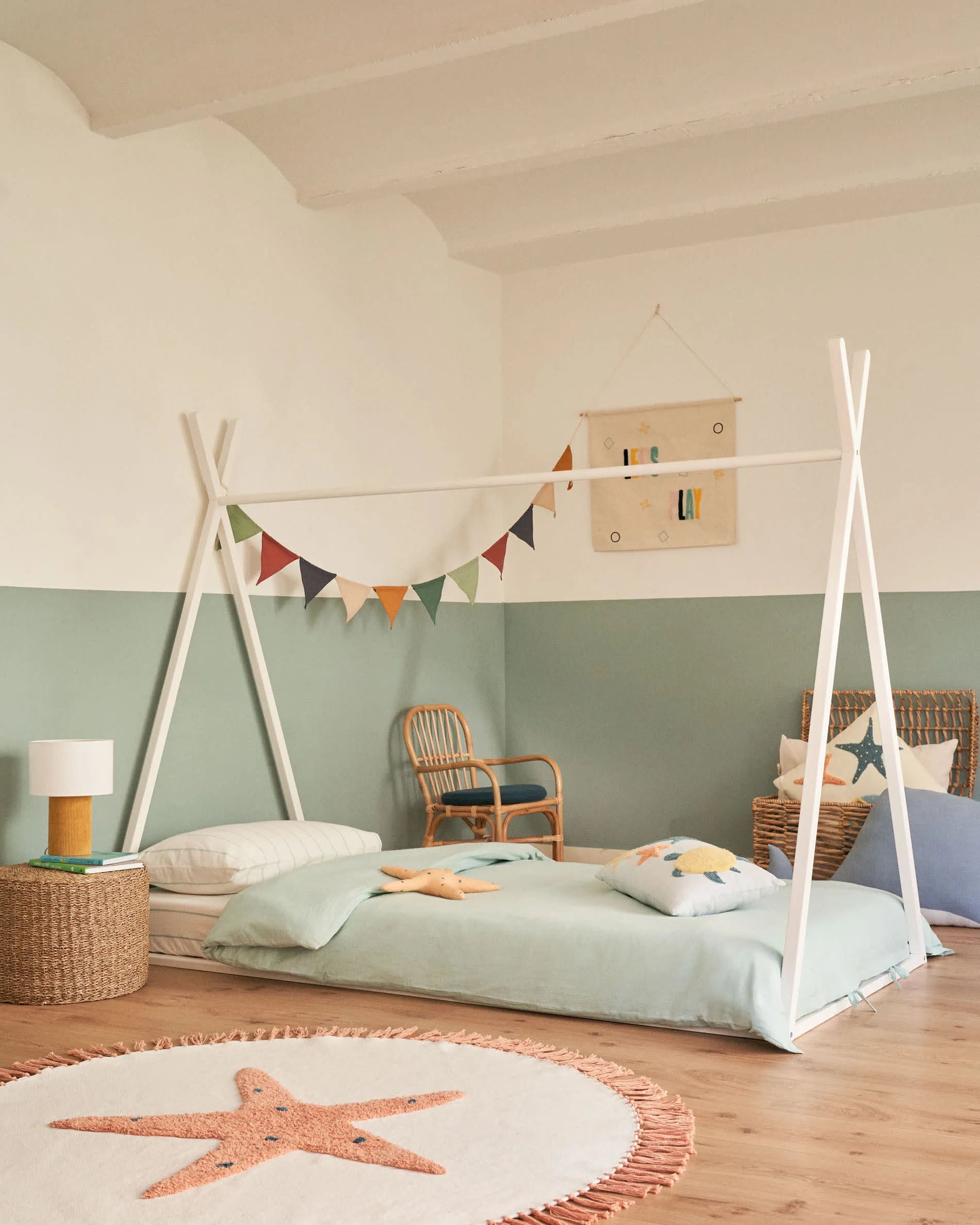 Einzigartiges Tipi-Bett aus massiver Buche, inspiriert von Abenteuern, mit weißem Finish für kreative Kinderträume.