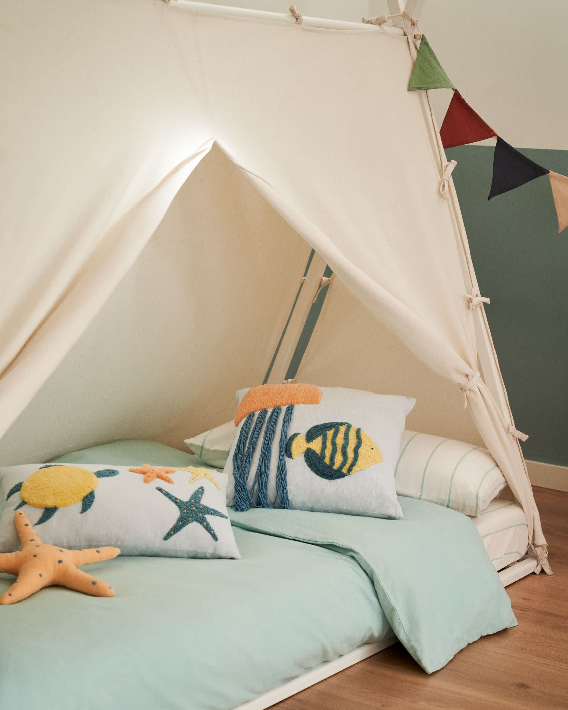 Maralis Tipi-Bett aus Buche mit weissem Finish, ideal für 90x190 cm Matratzen, bringt Stil und Komfort ins Kinderzimmer.