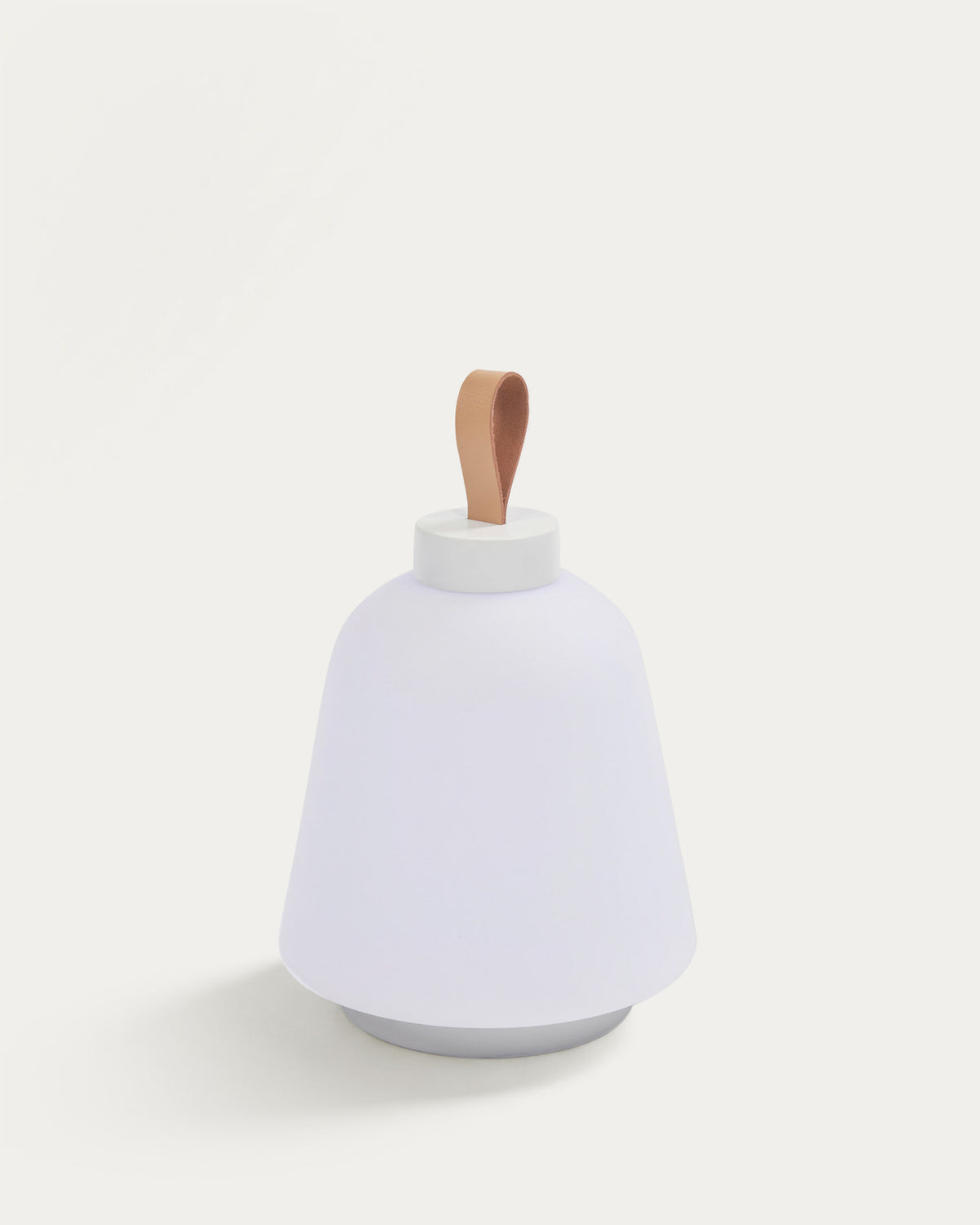 Udiya Outdoor-Tischlampe aus Polyethylen und Metall mit weissem Finish in Weiss präsentiert im Onlineshop von KAQTU Design AG. Outdoor Tischleuchte ist von Kave Home
