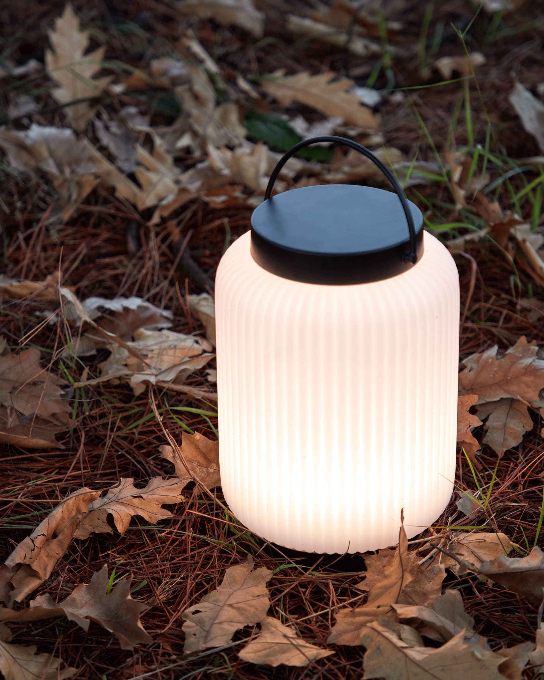 Die Verona Außen-Tischlampe von Kave Home vereint modernes Design und praktische Mobilität. Ideal für stilvolle Akzente im Innen- und Außenbereich.