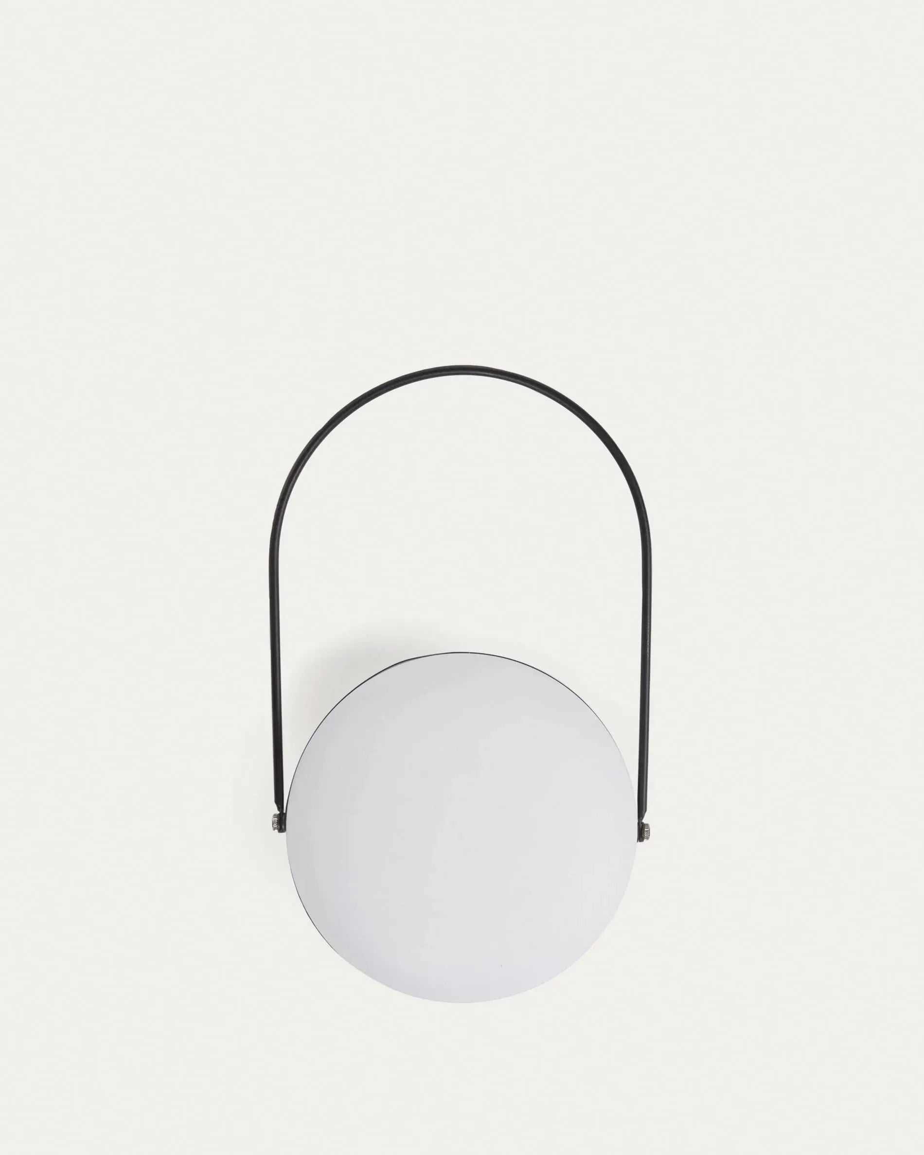 Die Tea Tischlampe aus Polyethylen und Metall in Schwarz bietet modernes Design und Eleganz für jeden Wohnraum.