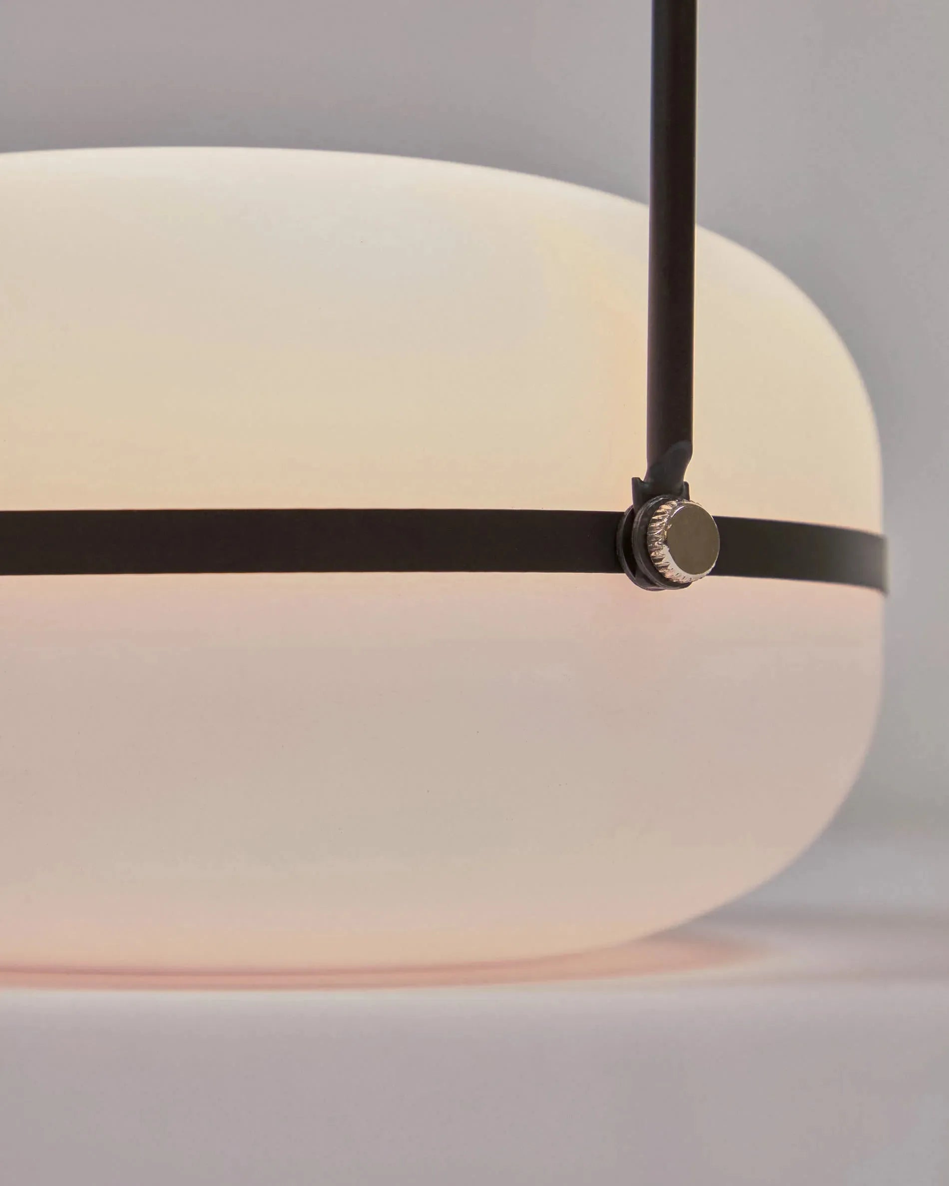 Die Tea Tischlampe kombiniert Polyethylen und schwarzes Metall für ein modernes, elegantes Design, ideal für stilvolle Räume.