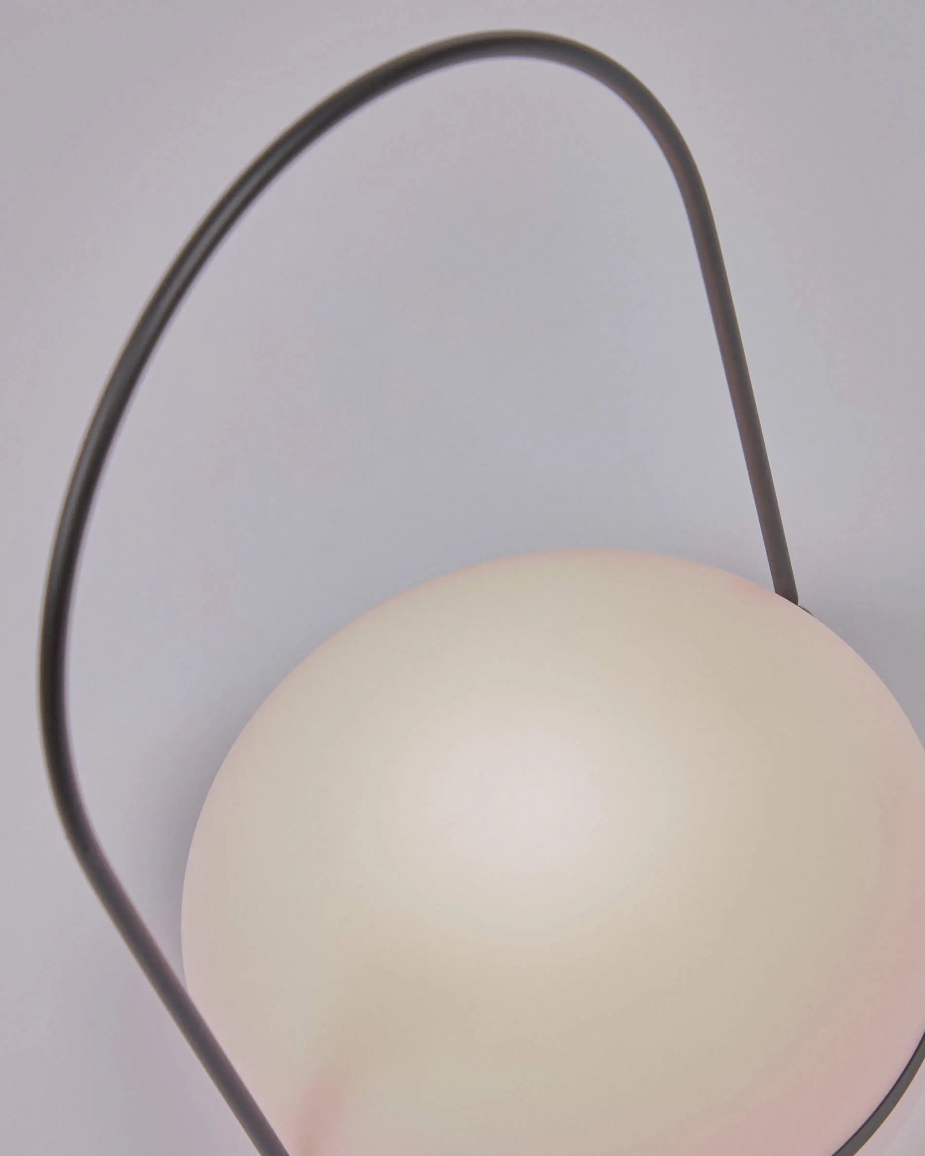 Die Tea Tischlampe von Kave Home: Elegantes, tragbares Design aus Polyethylen und Metall, kabellos für flexible Beleuchtung.