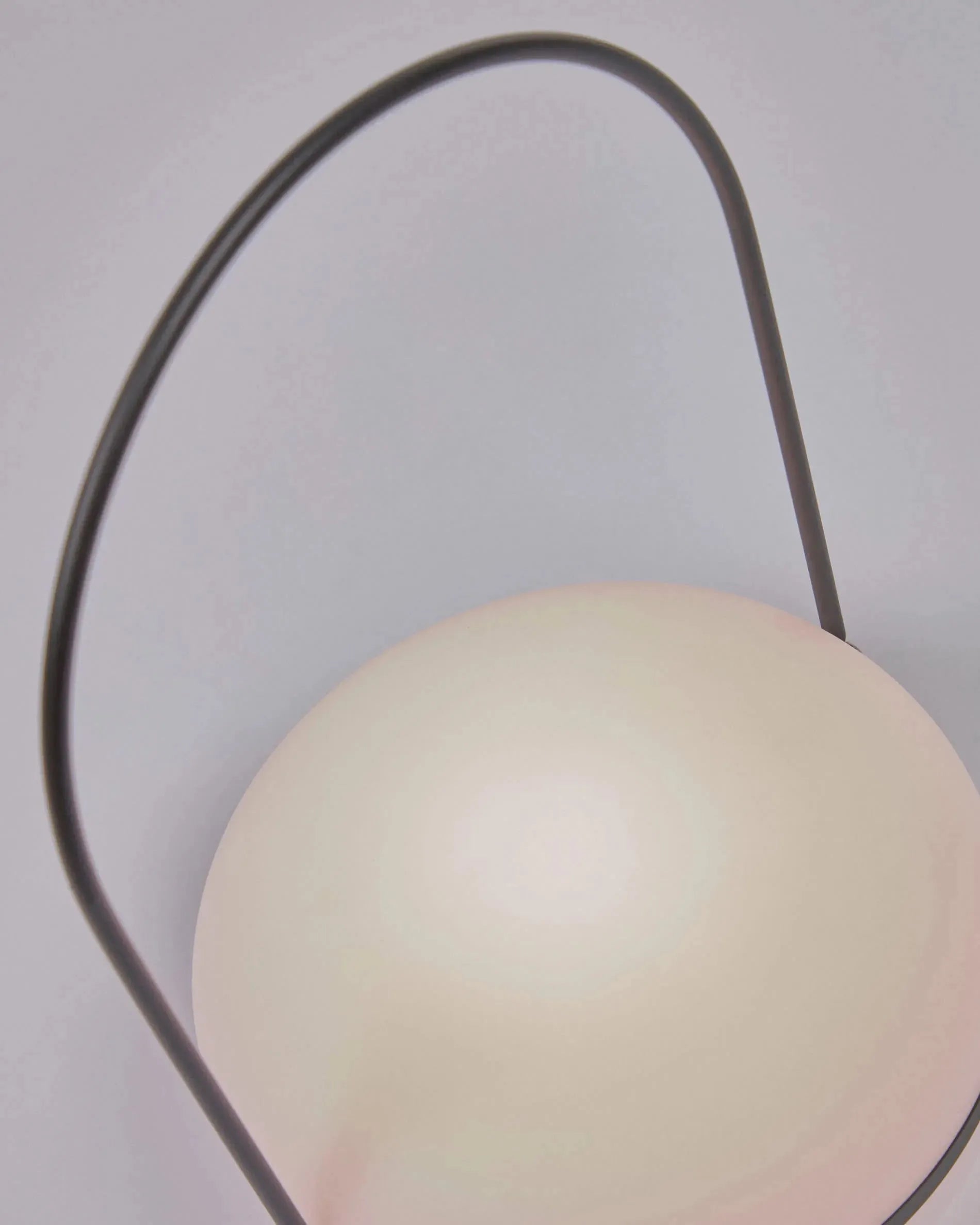 Die Tea Tischlampe aus Polyethylen und schwarzem Metall bietet modernes Design und Eleganz für eine stilvolle Raumgestaltung.
