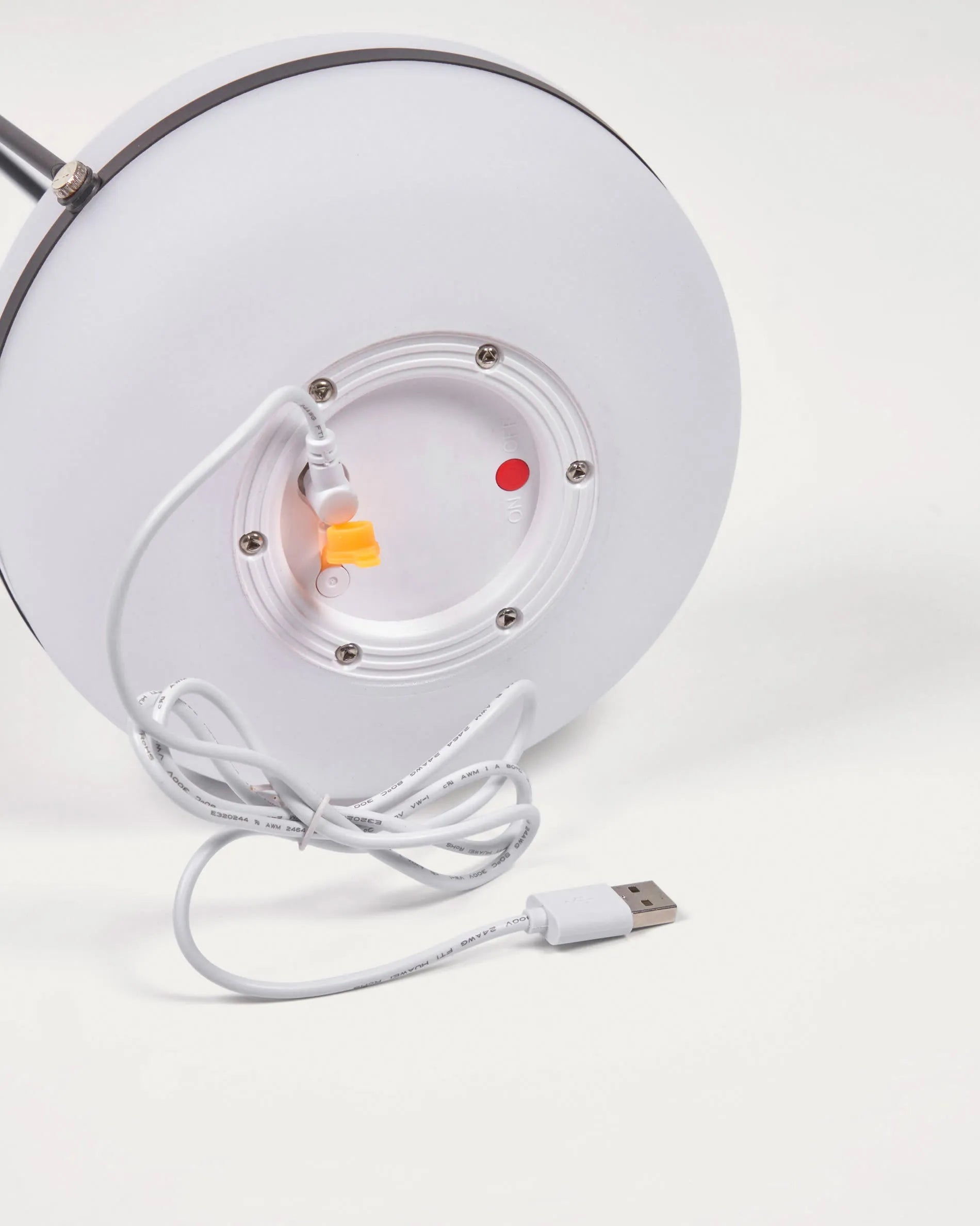 Die Tea Tischlampe von Kave Home: Elegantes, tragbares Design aus Polyethylen und Metall, kabellos für flexible Beleuchtung.