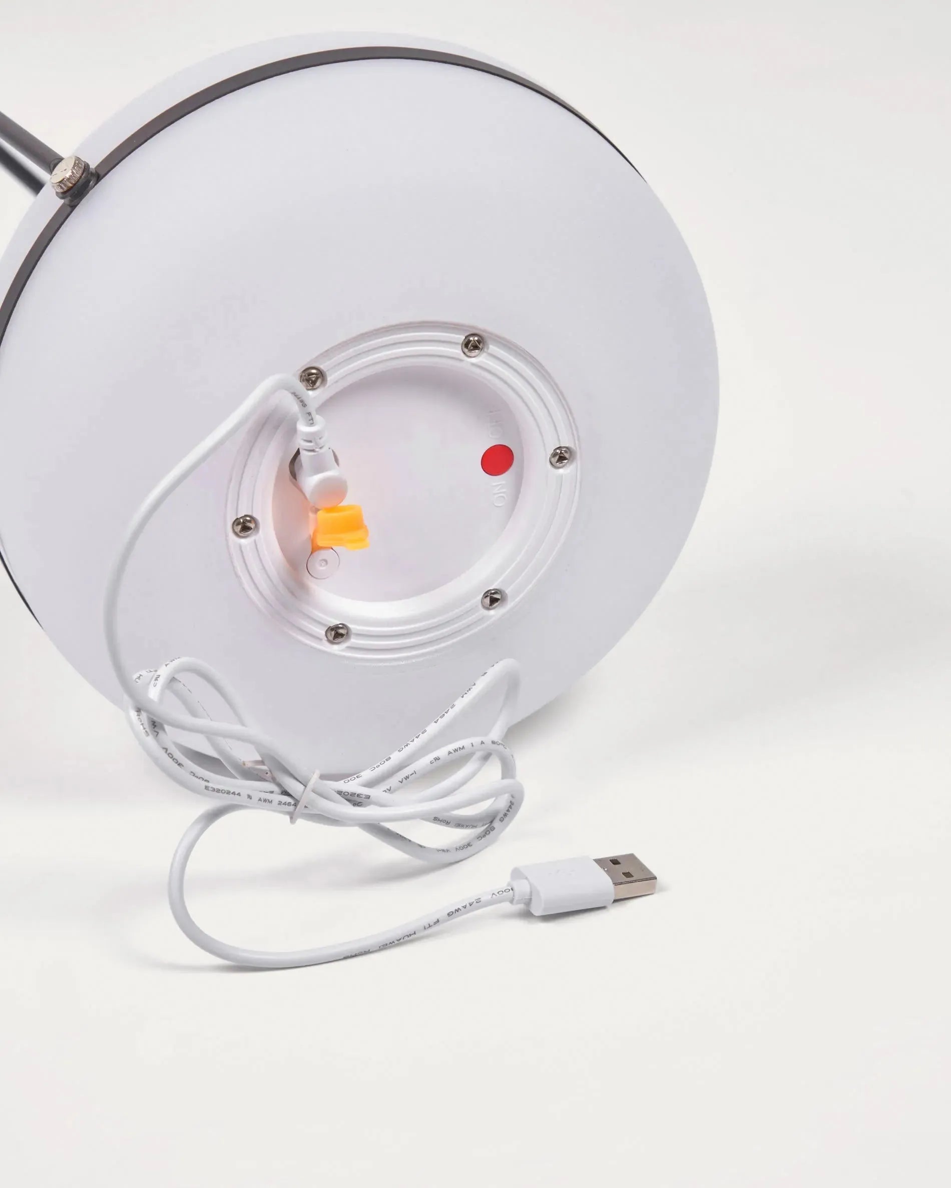 Die Tea Tischlampe kombiniert Polyethylen und schwarzes Metall für ein modernes, elegantes Design, ideal für stilvolle Räume.