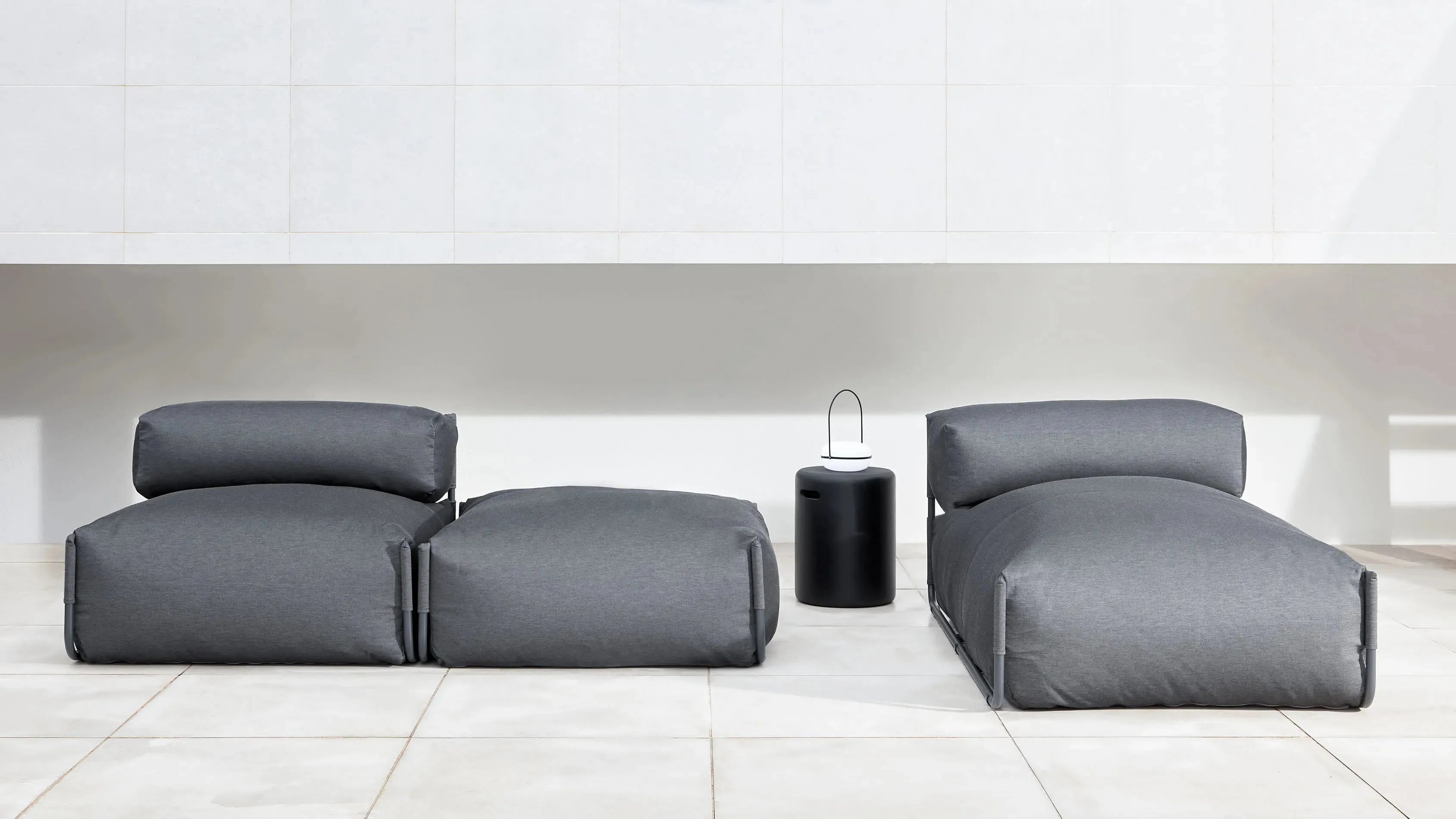 Die Tea Tischlampe aus Polyethylen und schwarzem Metall bietet modernes Design und Eleganz für eine stilvolle Raumgestaltung.
