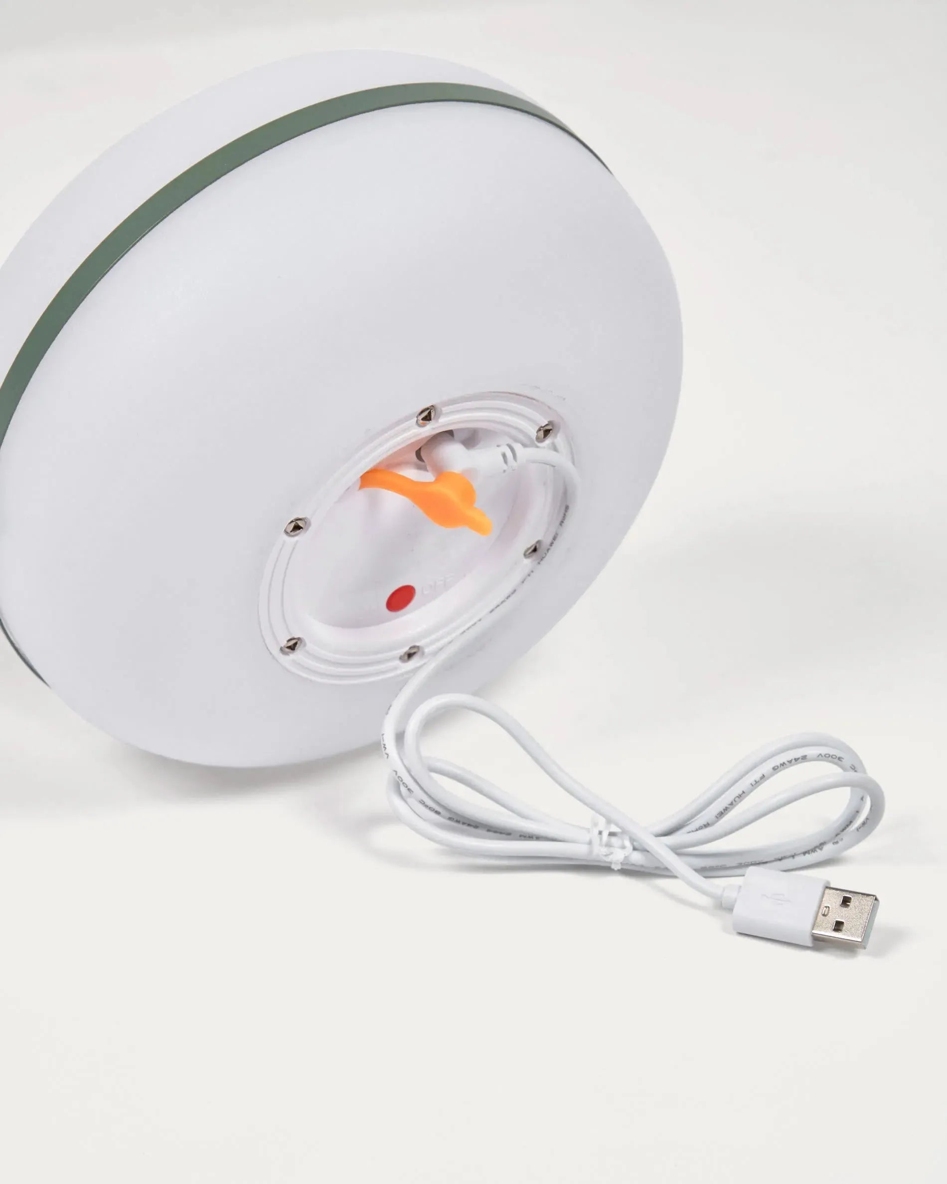 Die Tea Tischlampe kombiniert grünes Polyethylen und Metall für ein modernes Design, ideal für stilvolle und funktionale Wohnräume.