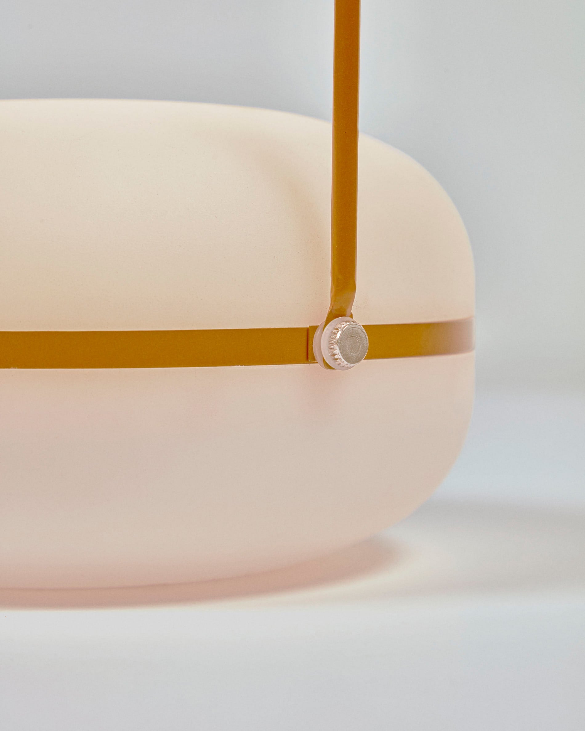 Die Tea Tischlampe von Kave Home kombiniert stilvolles senfgelbes Design mit kabelloser Flexibilität und ist ideal für drinnen und draußen.