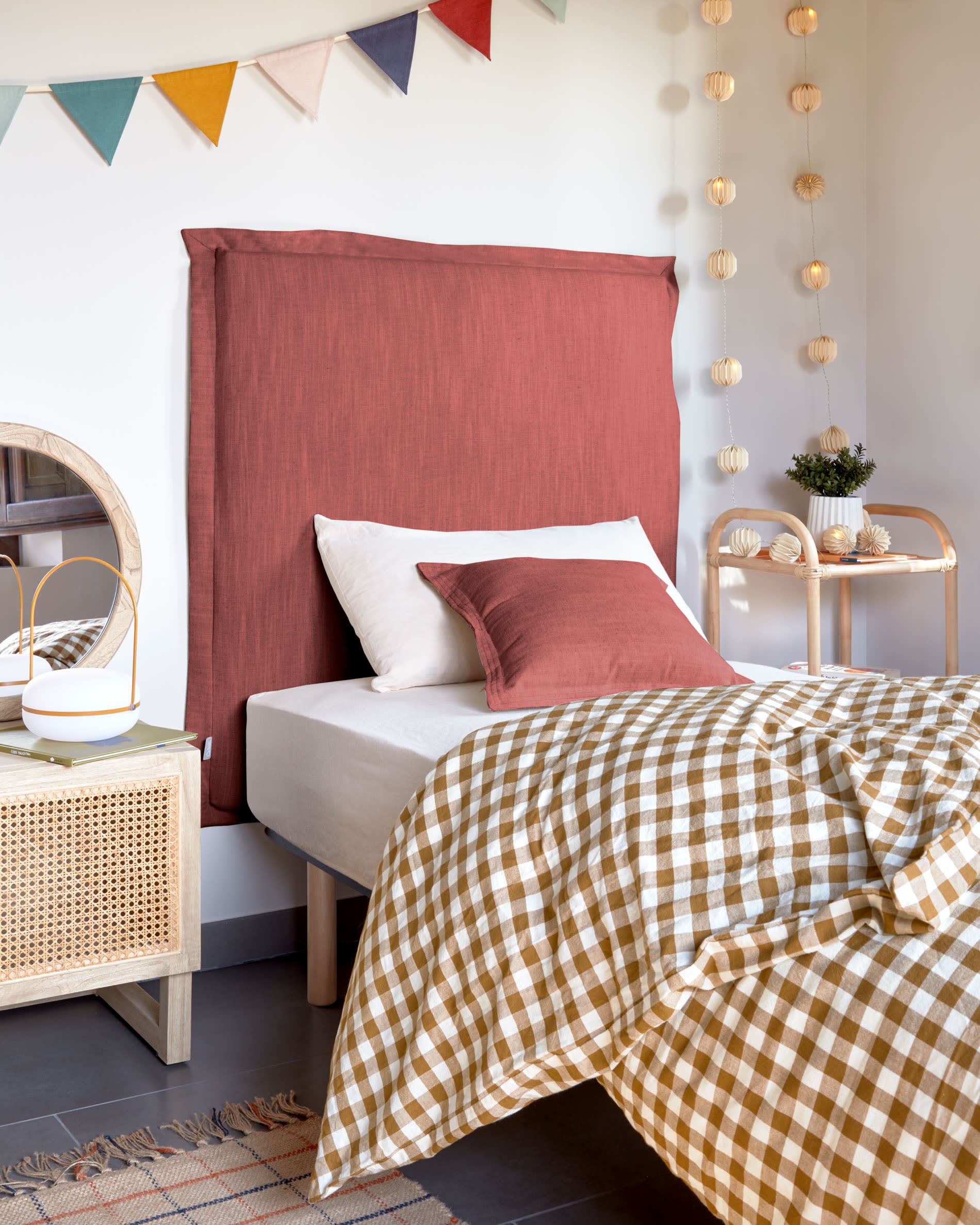 Die Tea Tischlampe von Kave Home vereint modernes Design mit Funktionalität. Ihr senfgelbes Finish und die kabellose Flexibilität machen sie zum perfekten Lichtakzent für jeden Raum.