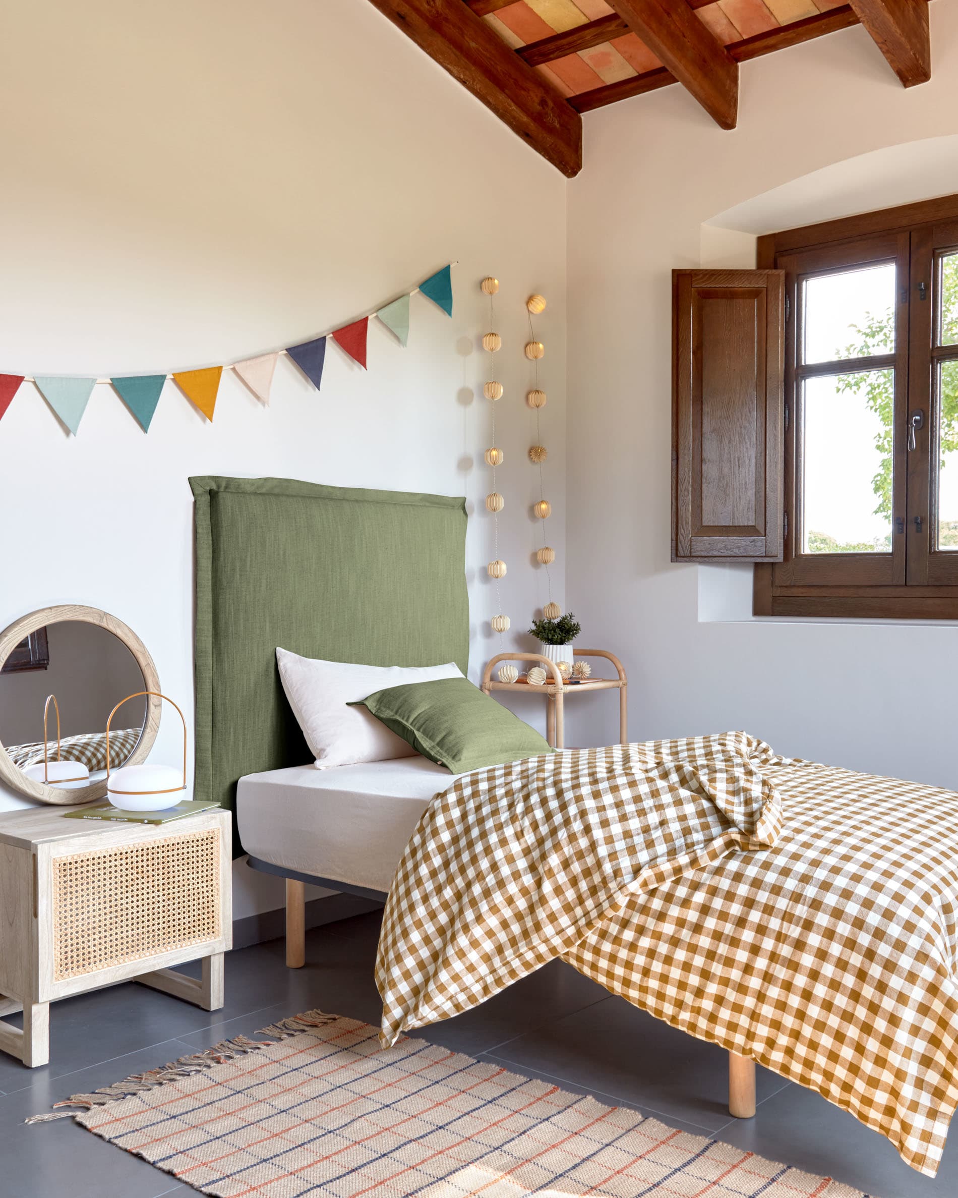 Die Tea Tischlampe von Kave Home vereint modernes Design mit kabelloser Flexibilität. Ihr senfgelbes Finish und die leichte, robuste Bauweise machen sie zum perfekten Lichtspender für jeden Raum und Außenbereich.