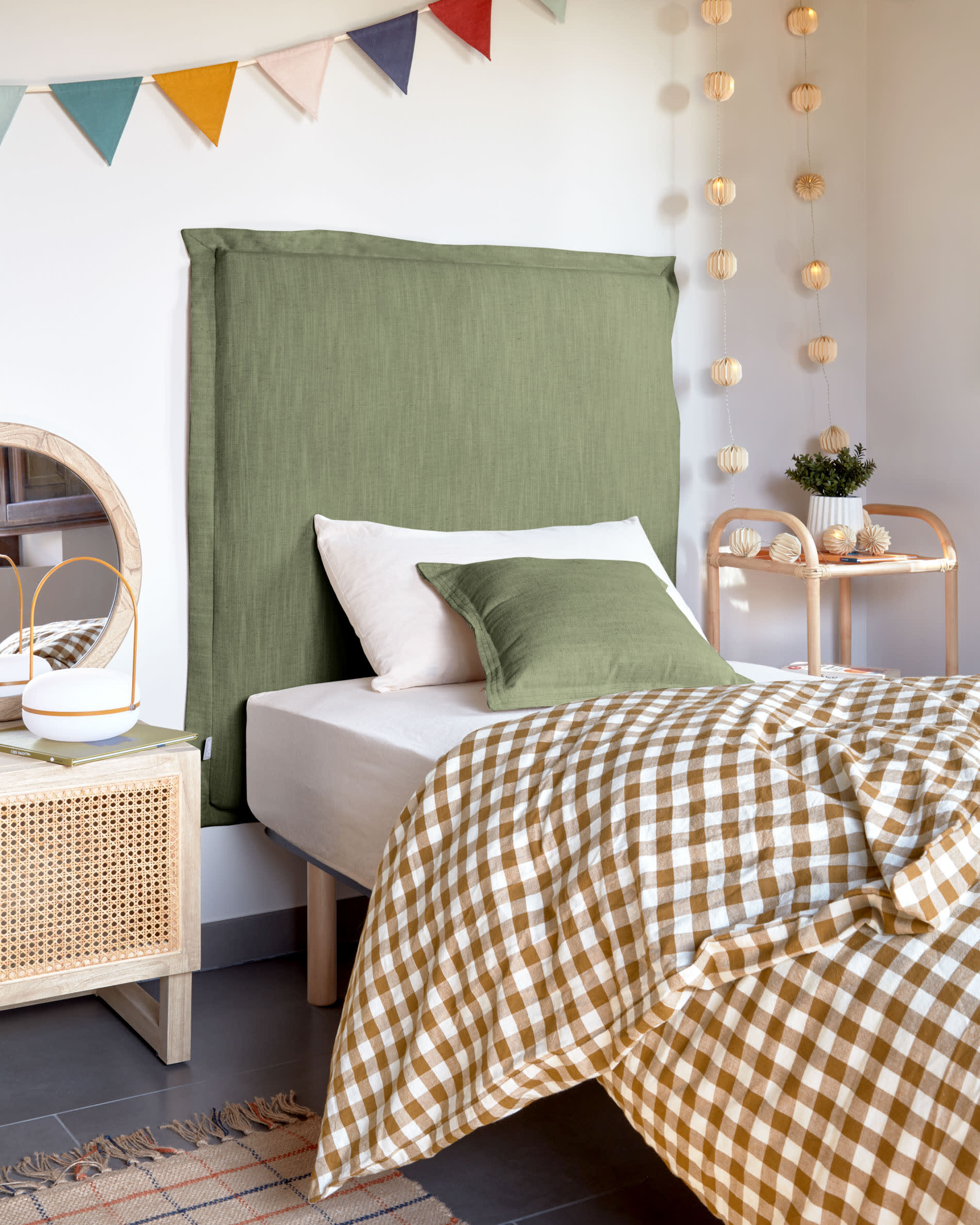 Die Tea Tischlampe von Kave Home kombiniert stilvolles Design mit praktischer Mobilität. Ihr senfgelbes Finish und die robuste Bauweise machen sie ideal für drinnen und draußen.