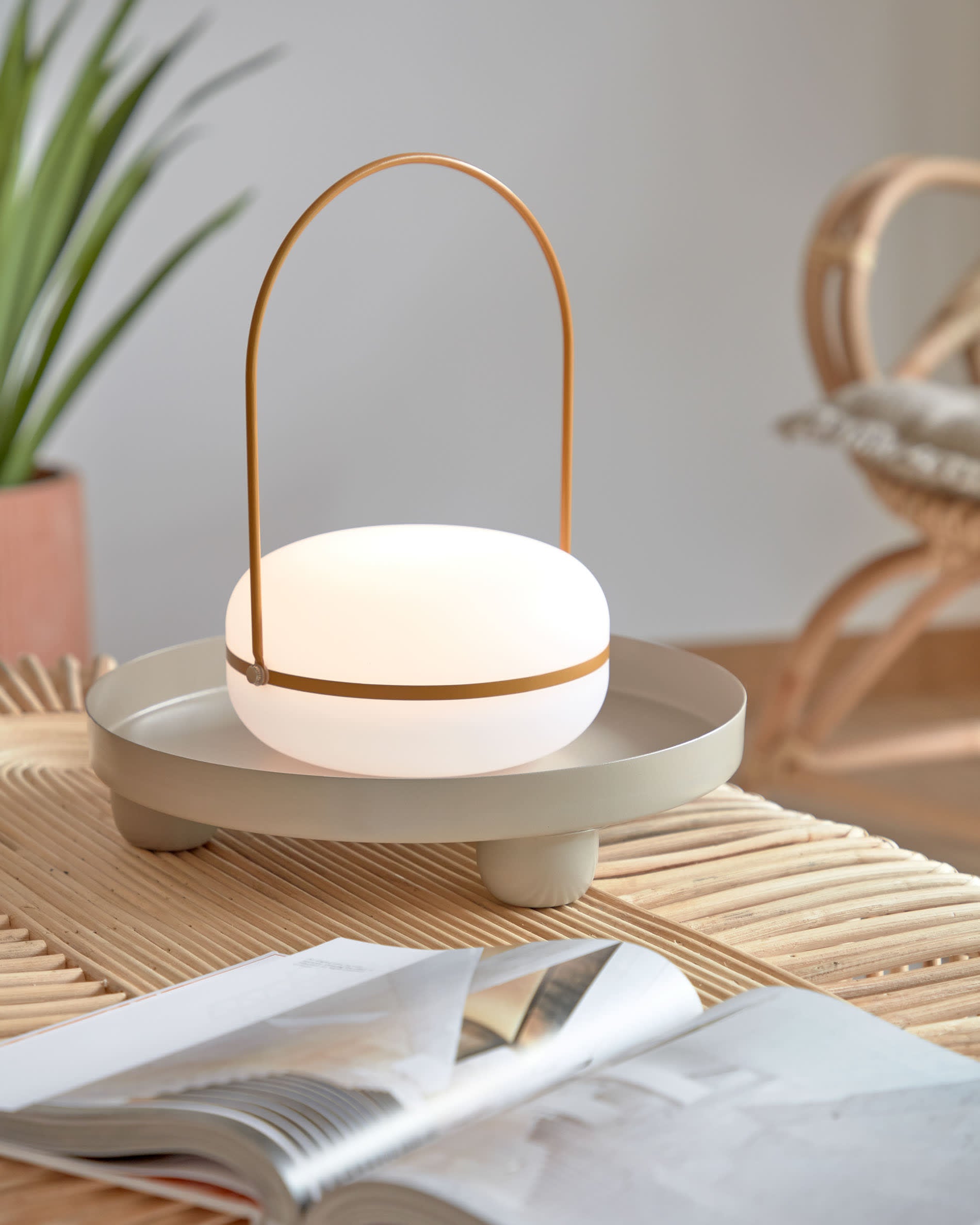 Die Tea Tischlampe von Kave Home kombiniert stilvolles Design mit praktischer Mobilität. Ihr senfgelbes Finish und die robuste Bauweise machen sie zum idealen Lichtakzent für drinnen und draußen.
