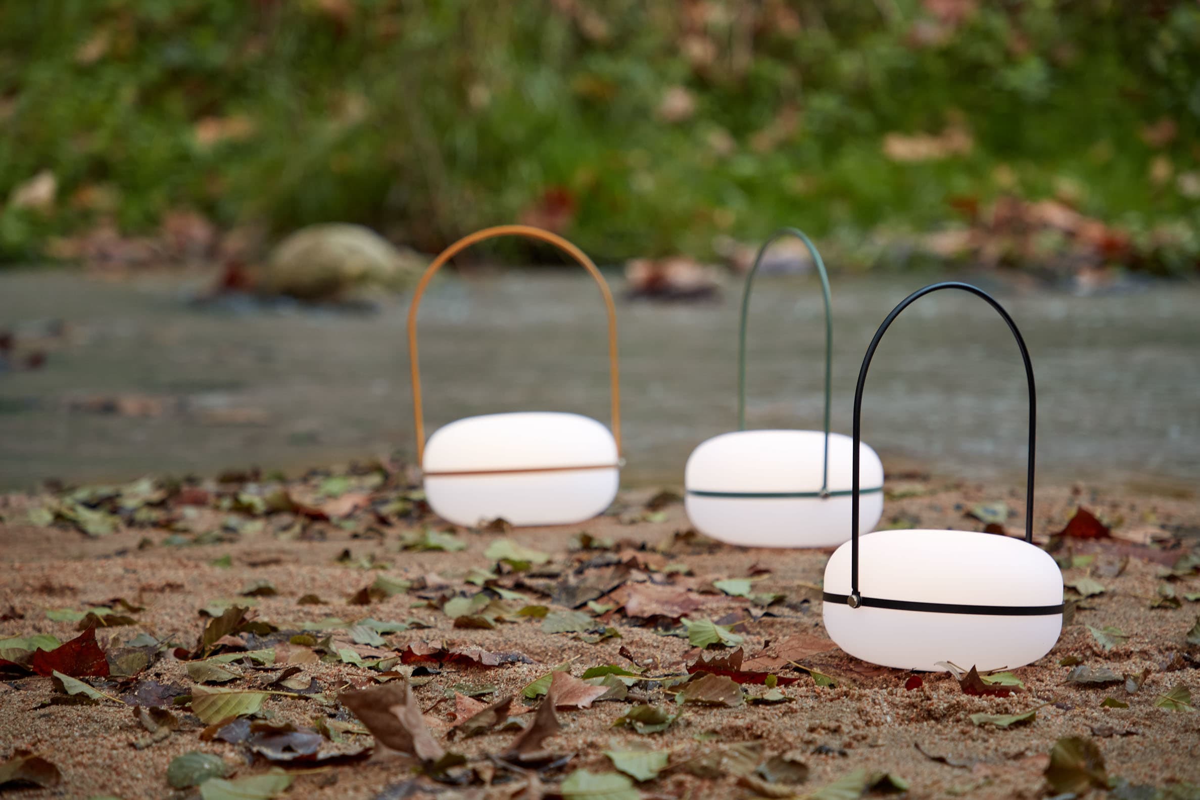 Die Tea Tischlampe von Kave Home kombiniert stilvolles Design mit praktischer Mobilität. Ihr senfgelbes Finish und die robuste Bauweise machen sie ideal für drinnen und draußen.