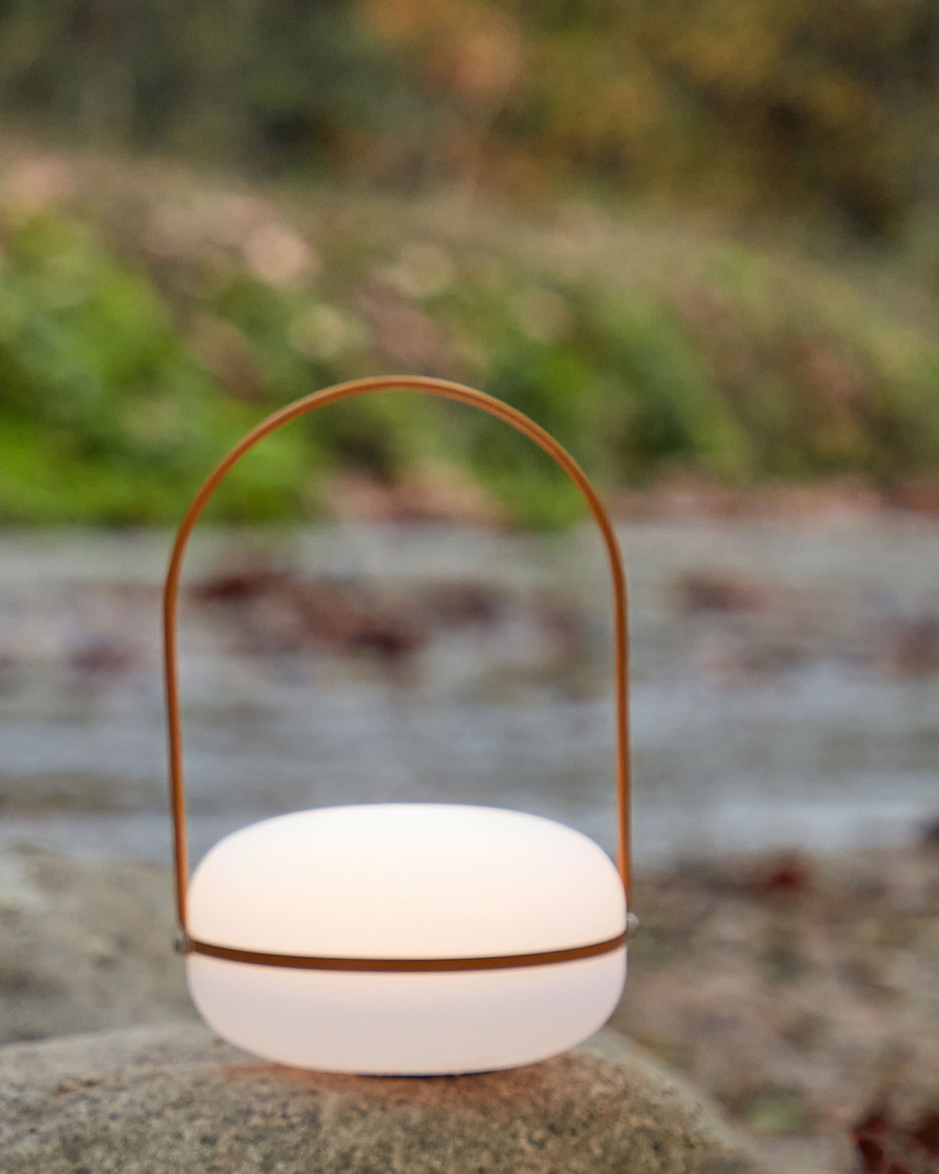 Die Tea Tischlampe von Kave Home vereint modernes Design mit kabelloser Flexibilität. Ihr senfgelbes Finish und die leichte, robuste Bauweise machen sie zum perfekten Lichtspender für jeden Raum und Außenbereich.