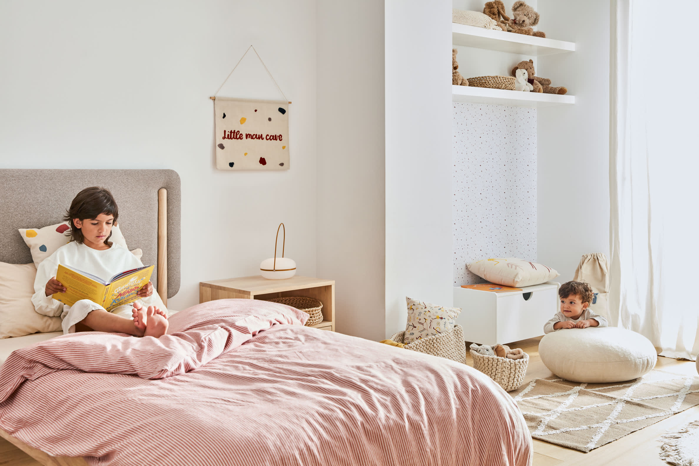 Die Tea Tischlampe aus Polyethylen und Metall in Senfgelb vereint stilvolles Design mit funktionaler Beleuchtung für Ihr Zuhause.