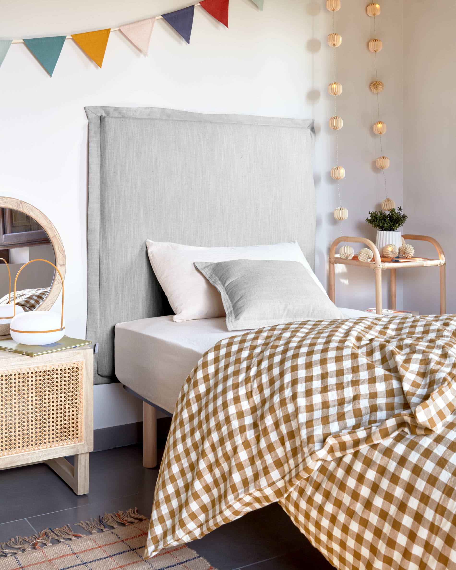 Die Tea Tischlampe aus Polyethylen und Metall in Senfgelb vereint modernes Design mit funktionaler Beleuchtung für jeden Raum.