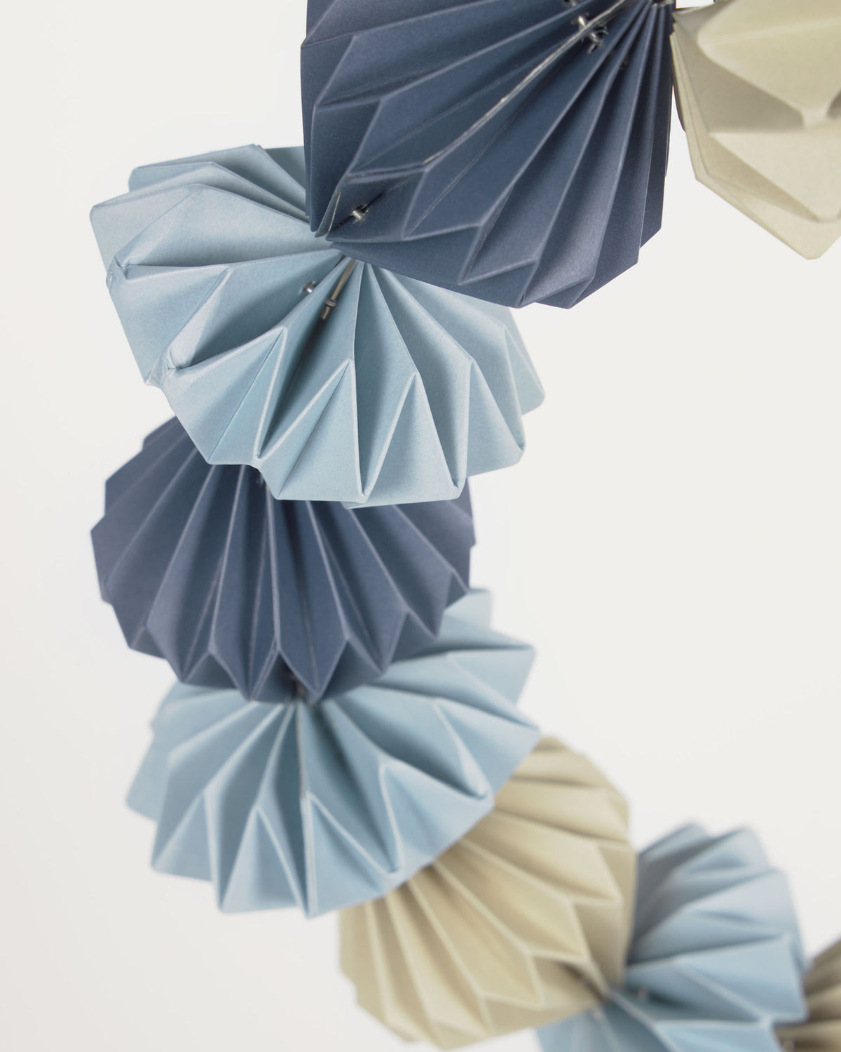 Willemina Adventskranz mehrfarbig in Blau präsentiert im Onlineshop von KAQTU Design AG. Weihnachtszubehör ist von Kave Home