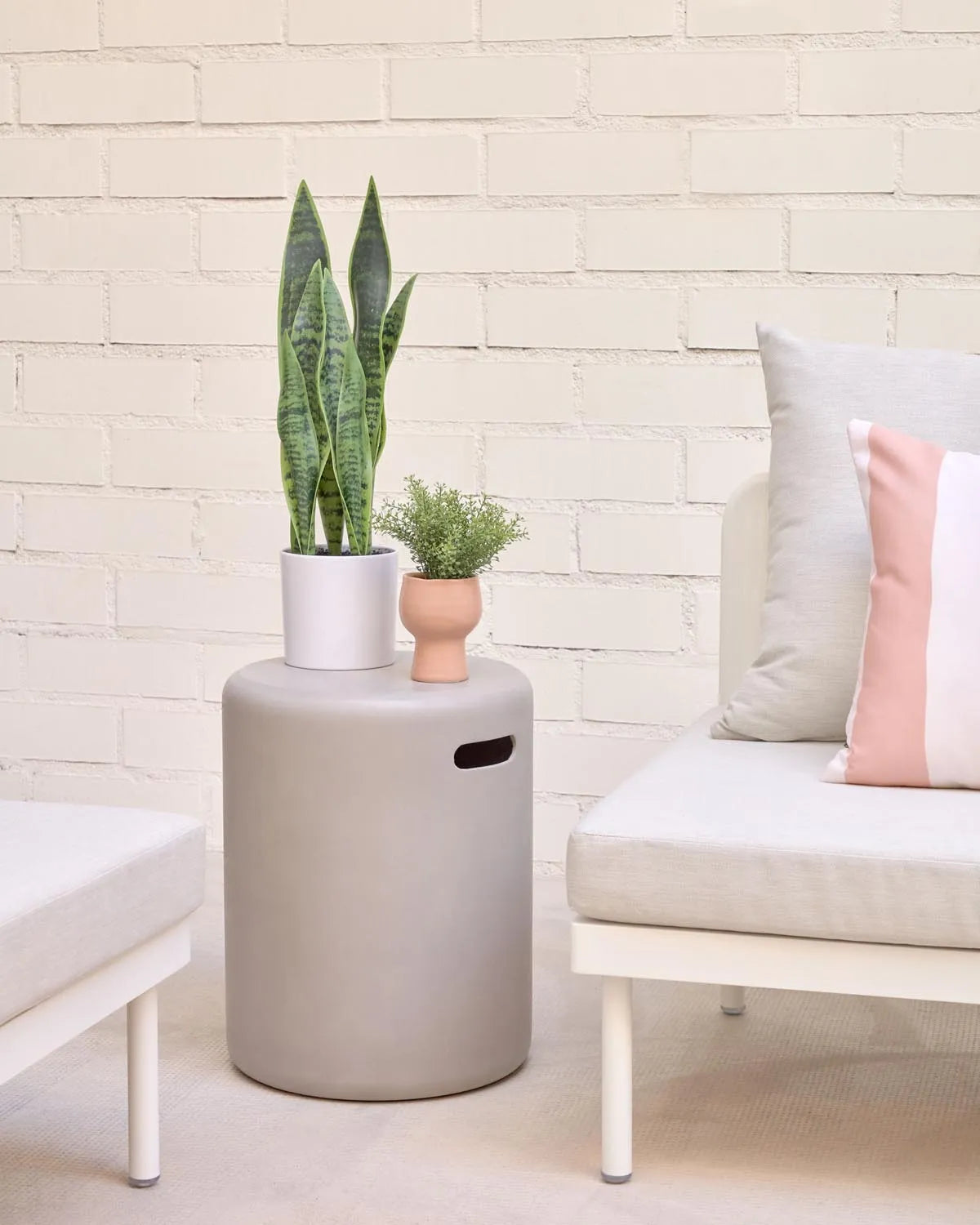 Sansevieria Kunstpflanze 55 cm im modernen weißen Kave Home Topf.