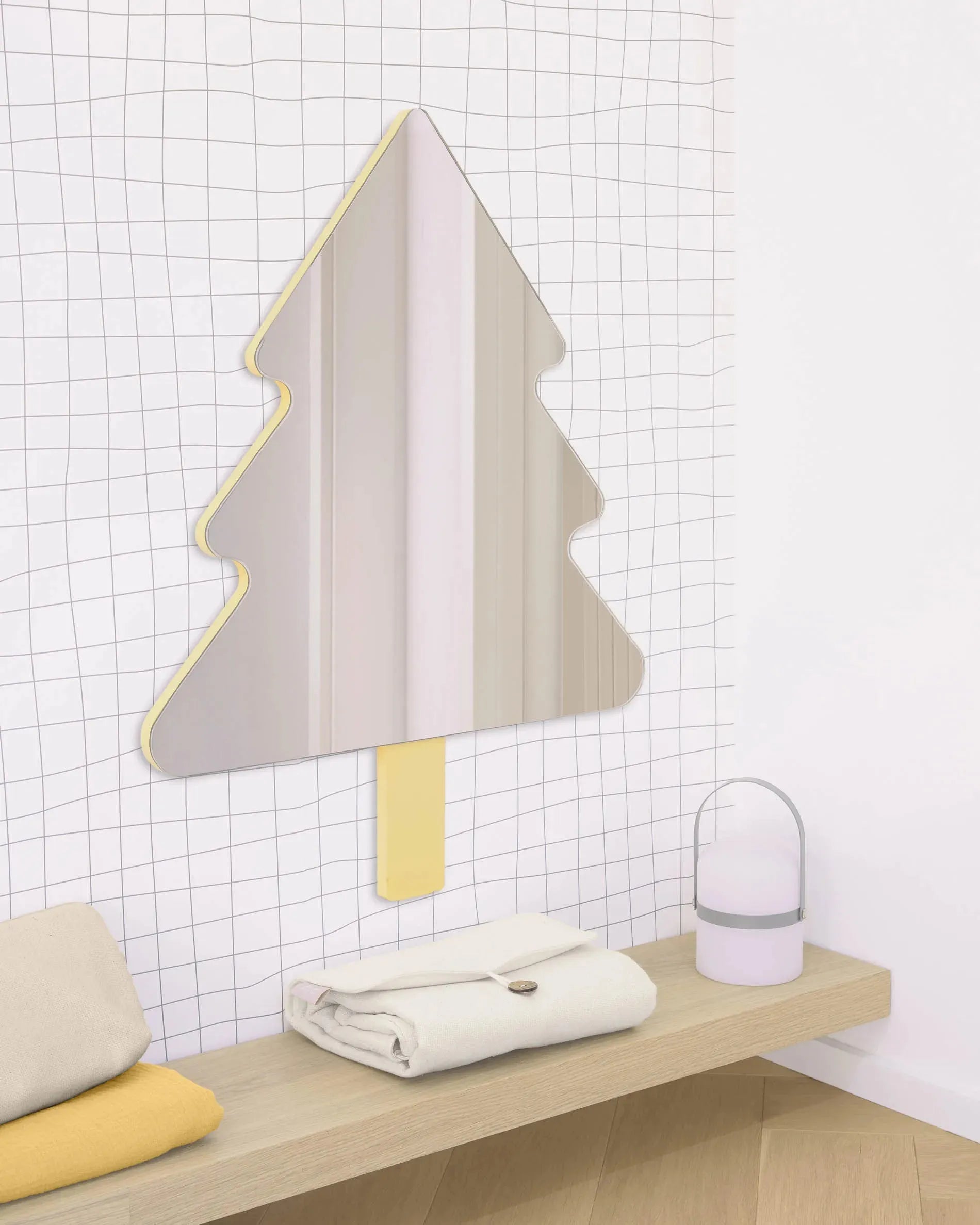 Die Ridley Tischleuchte von Kave Home in Grau bietet modernes Design und Funktionalität, ideal für elegante und zeitgemäße Wohnräume.