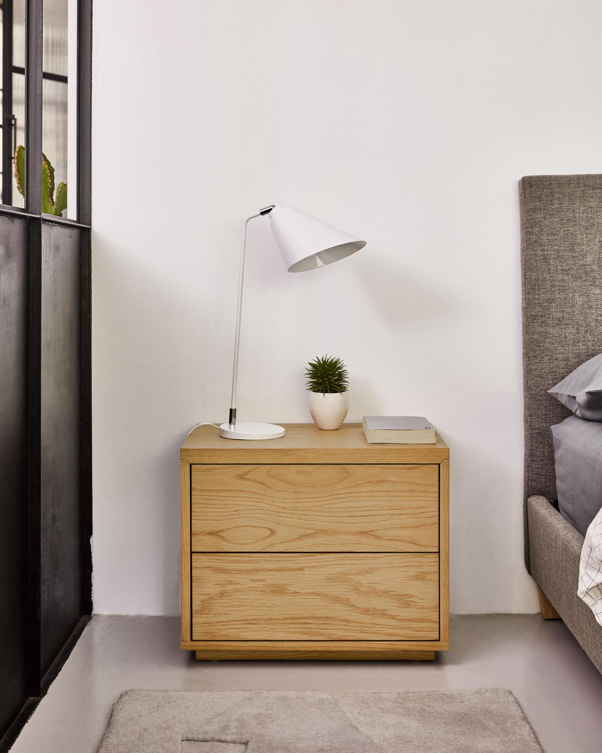 Eleganter Abilen Nachttisch: Funktionalität trifft modernes Design.